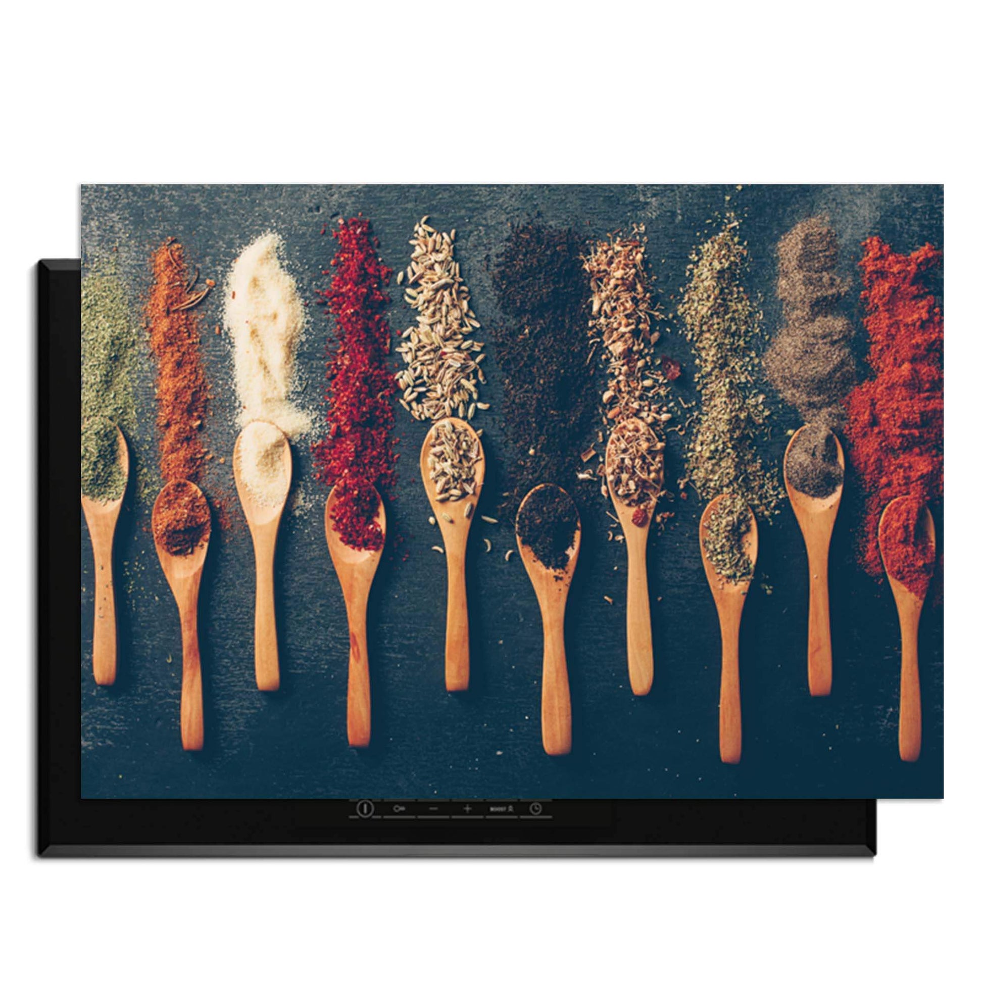 Spice Palette – Inductie Beschermer met verschillende specerijen op houten lepels voor een kleurrijke keuken.