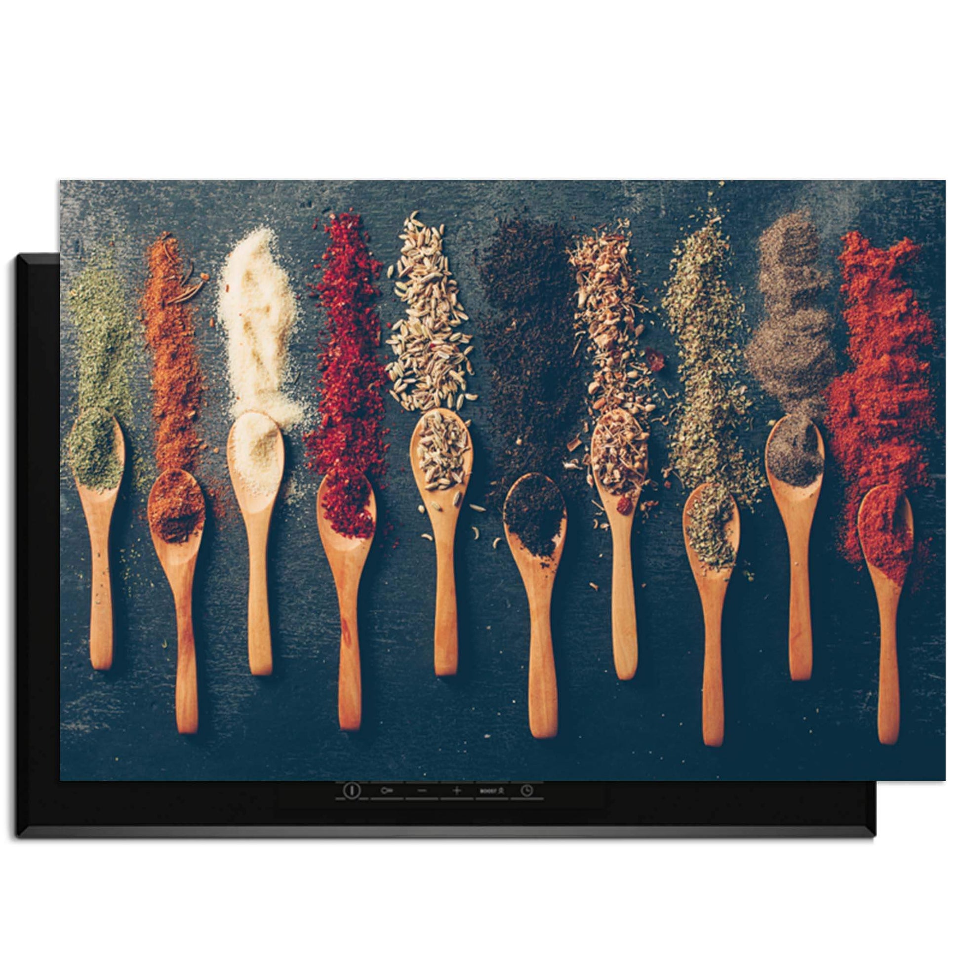 Spice Palette – Inductie Beschermer met verschillende specerijen in houten lepel op een donkere achtergrond.