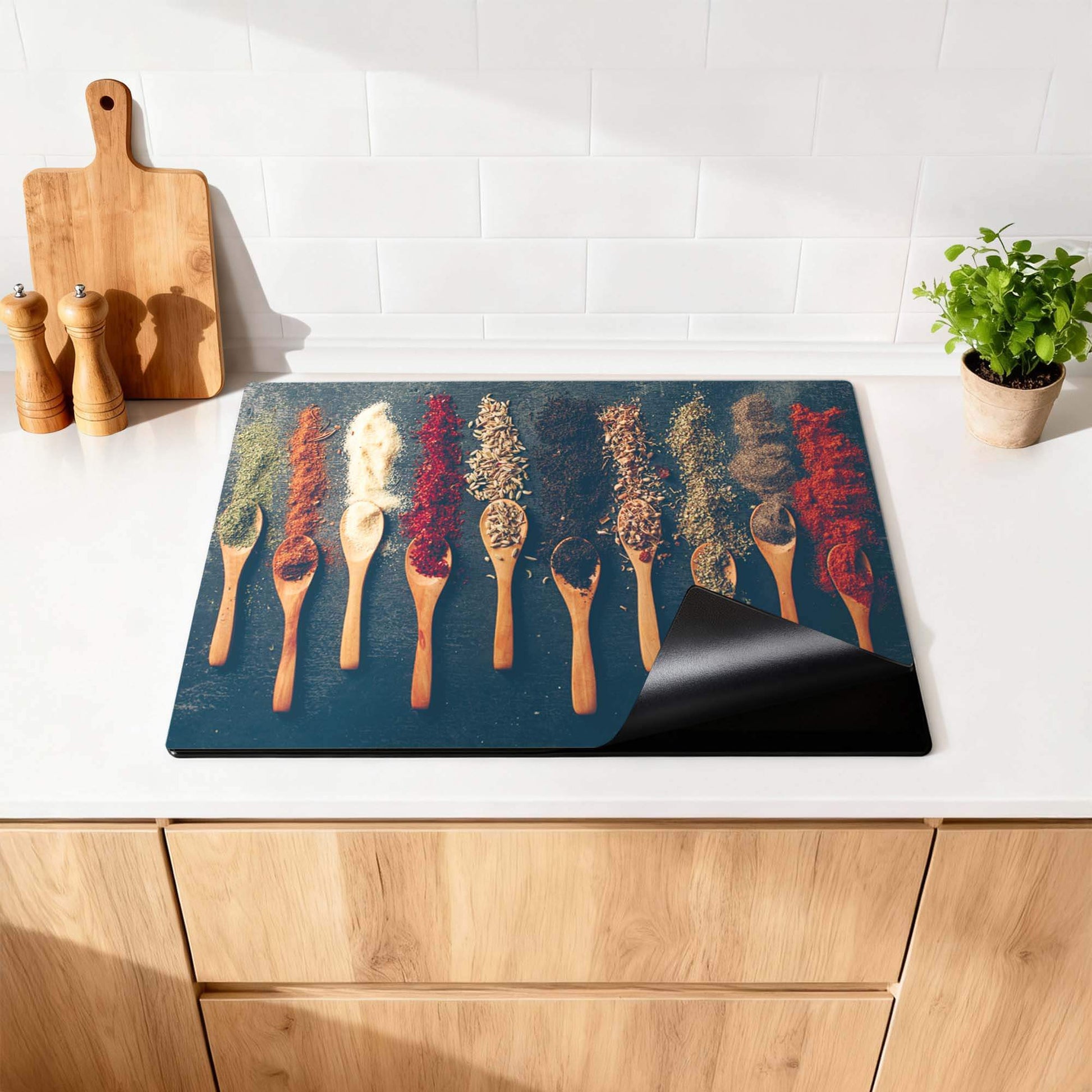 Spice Palette – Inductie Beschermer met kleurrijke specerijen in houten lepel voor een levendige keuken.