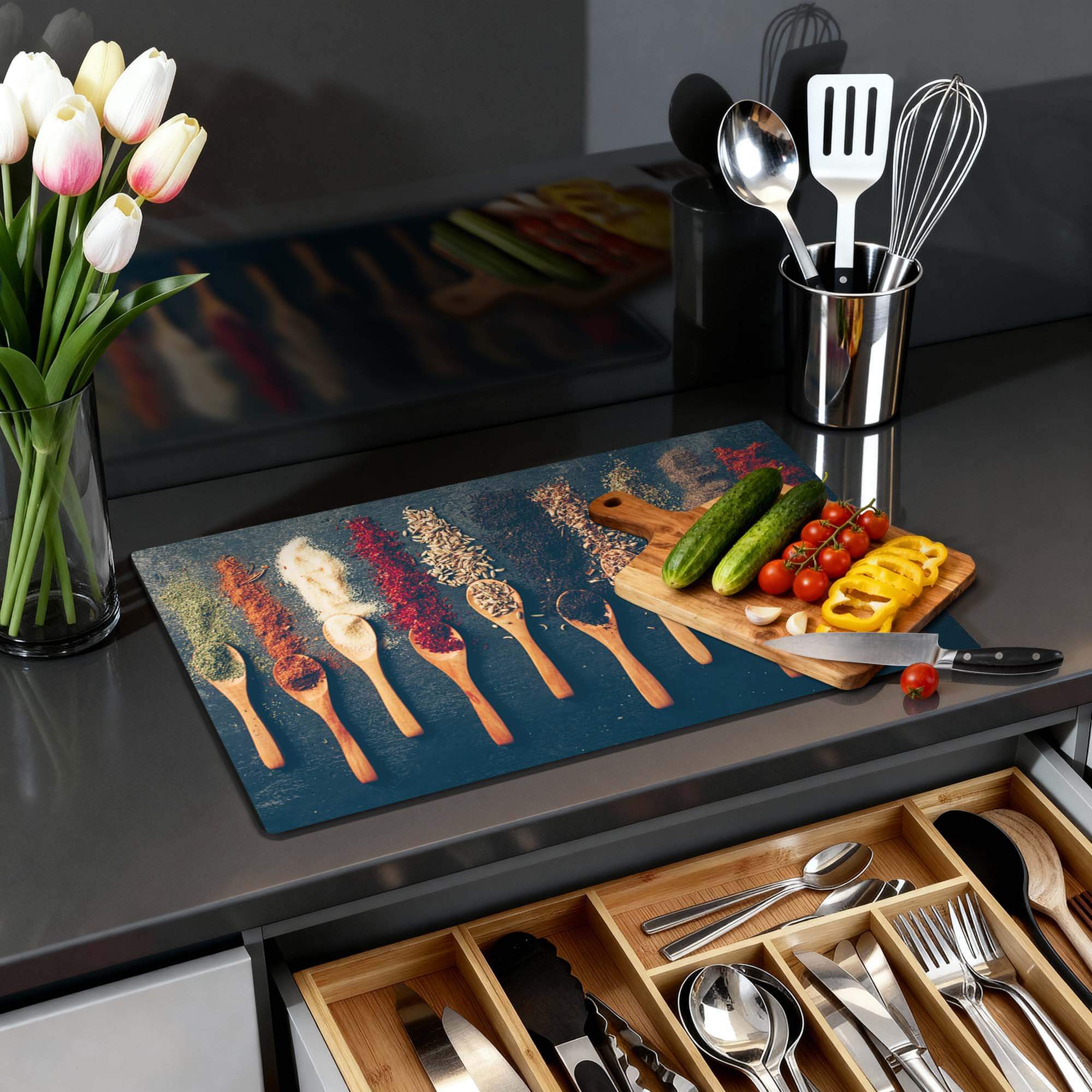 Spice Palette – Inductie Beschermer met levendige kleuren en kruiden, perfect voor elke keuken.