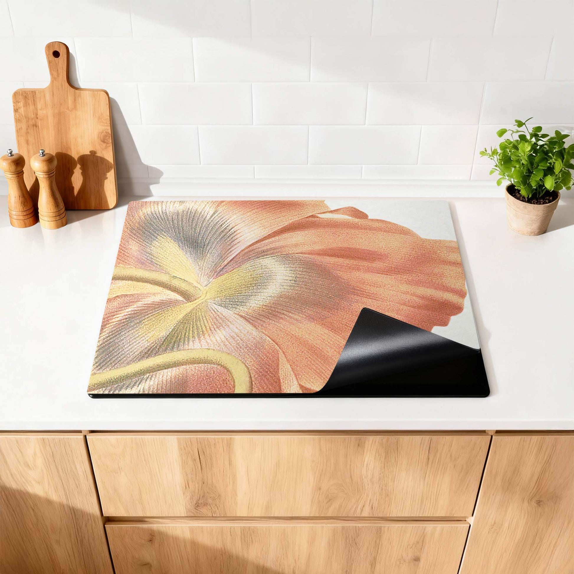 Poppy Bloom – Inductie Beschermer op een keukentafel met vintage papaverbloem ontwerp.