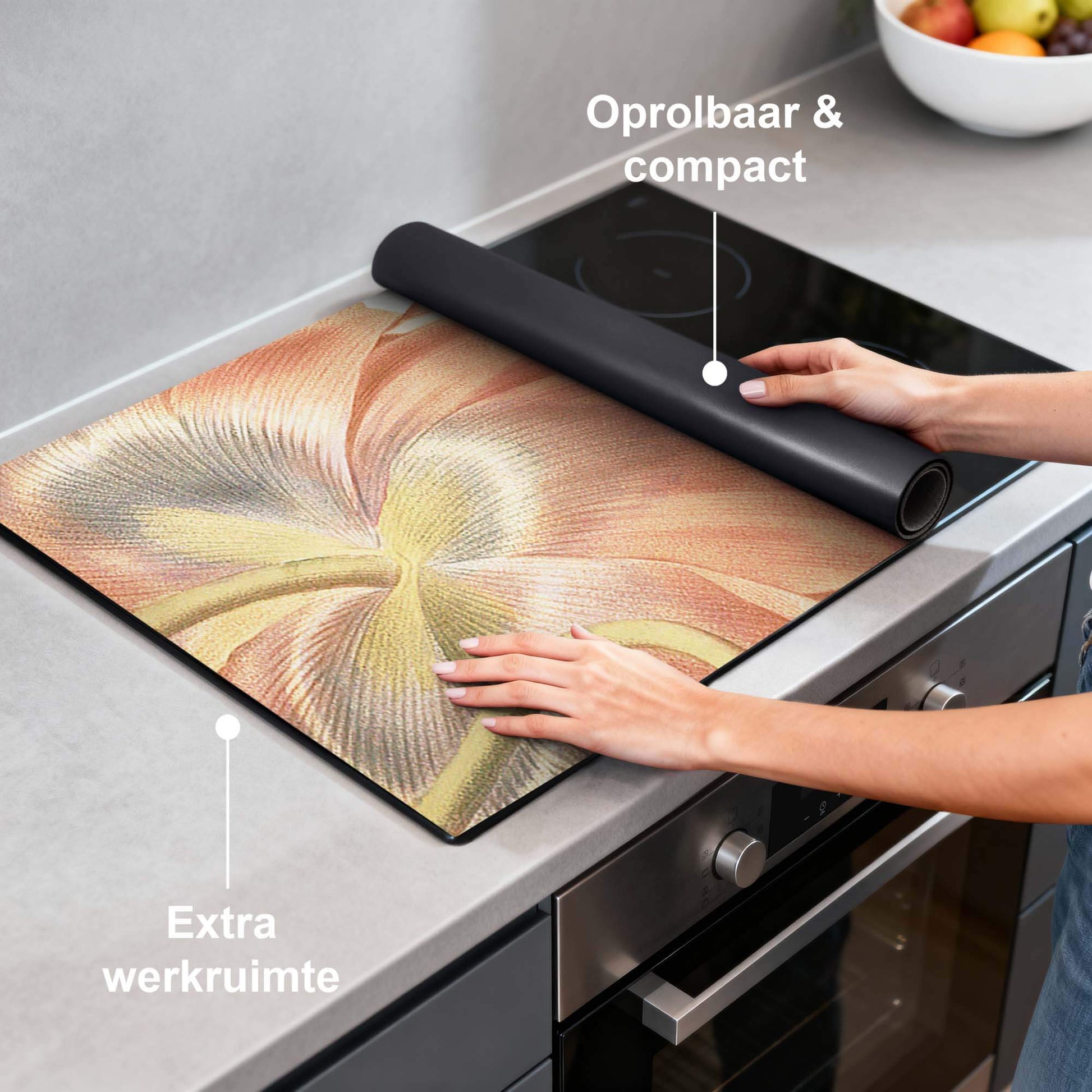 Poppy Bloom – Inductie Beschermer op een kookplaat, oprolbaar en compact voor extra werkruimte.