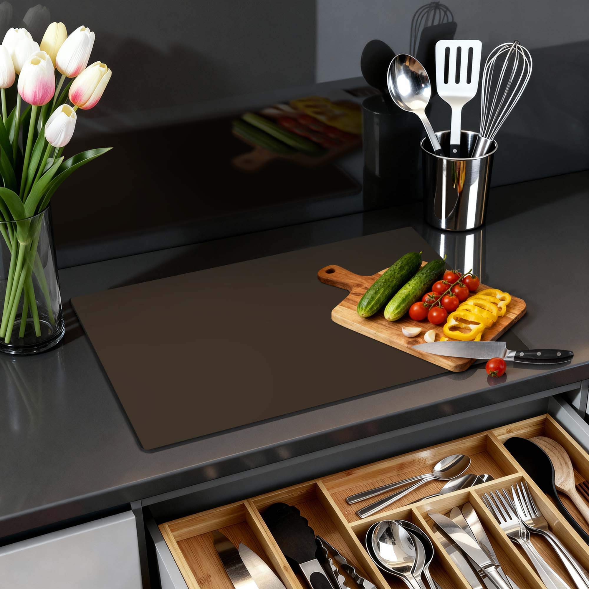 Lucida – Inductie Beschermer op een keukenblad met groenten en bloemen.