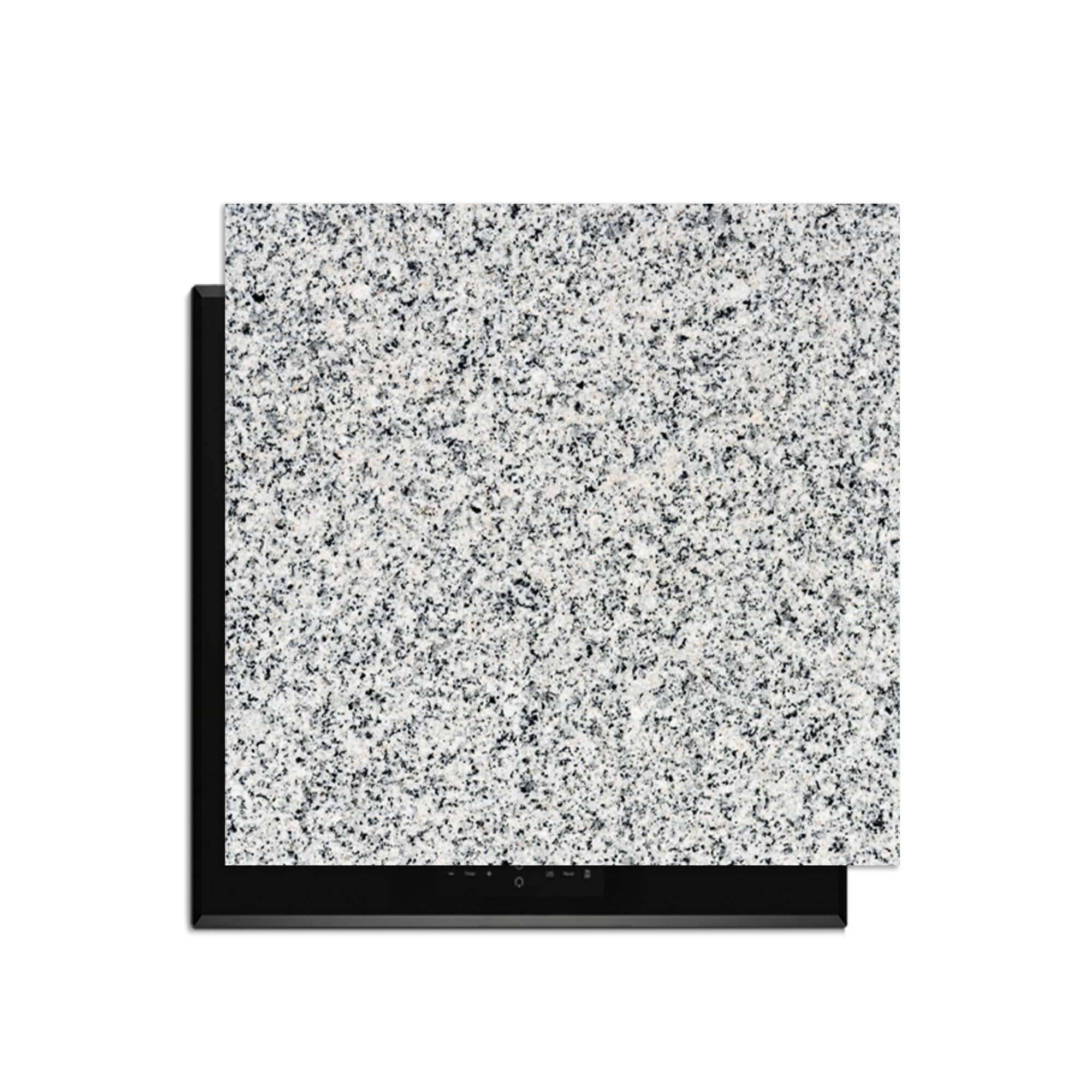 Nordic Mist - Inductie Beschermer met een elegant graniet patroon in zachte grijstinten op een kookplaat.