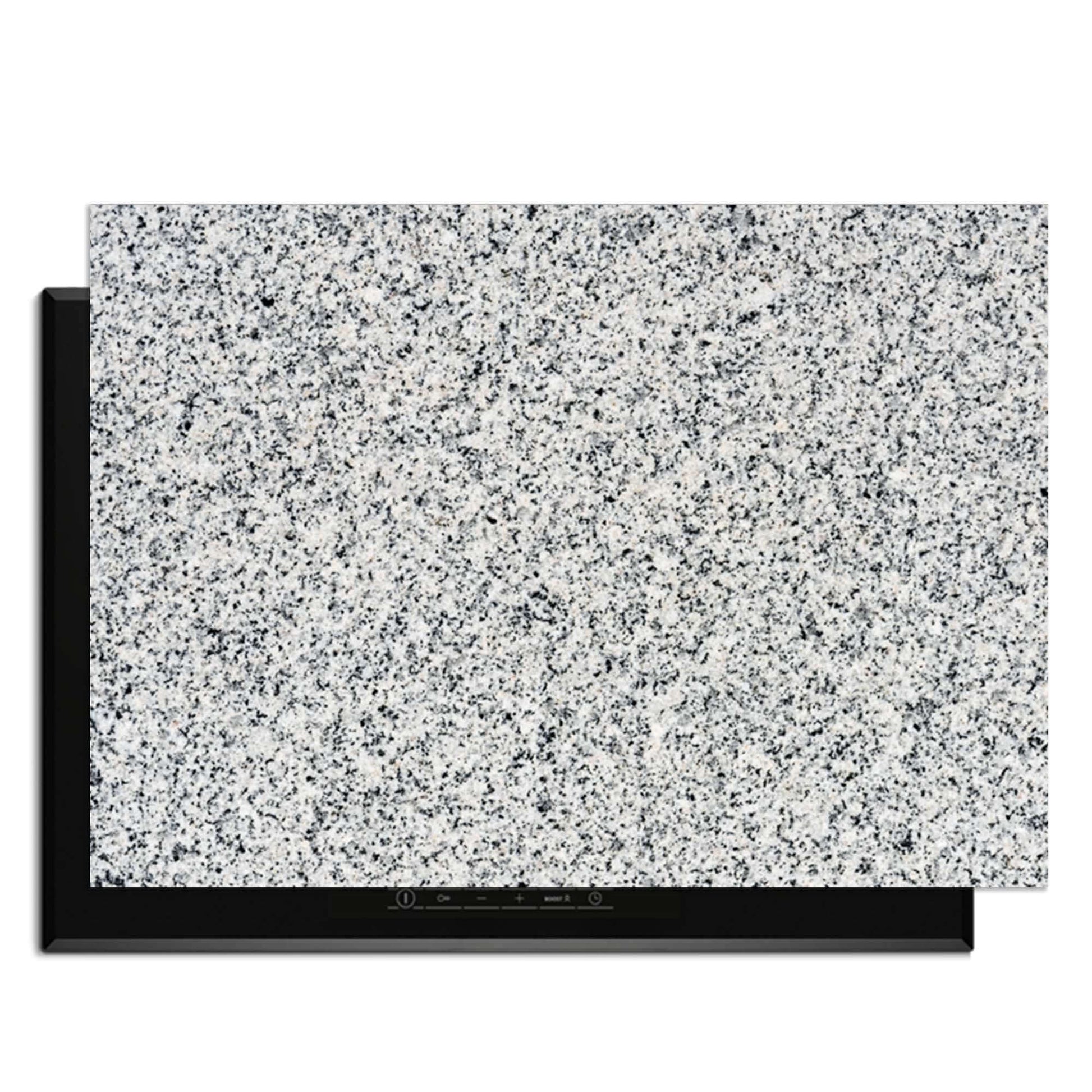 Nordic Mist - Inductie Beschermer met een graniet patroon boven een inductiekookplaat.