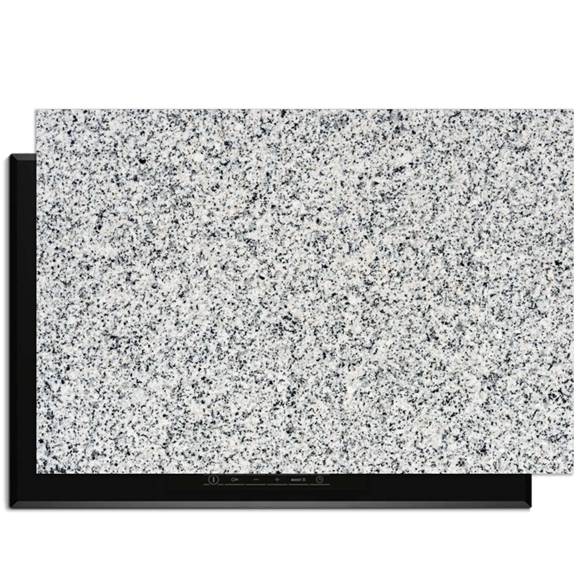 Nordic Mist - Inductie Beschermer met een subtiel graniet patroon in zachte grijstinten op een kookplaat.