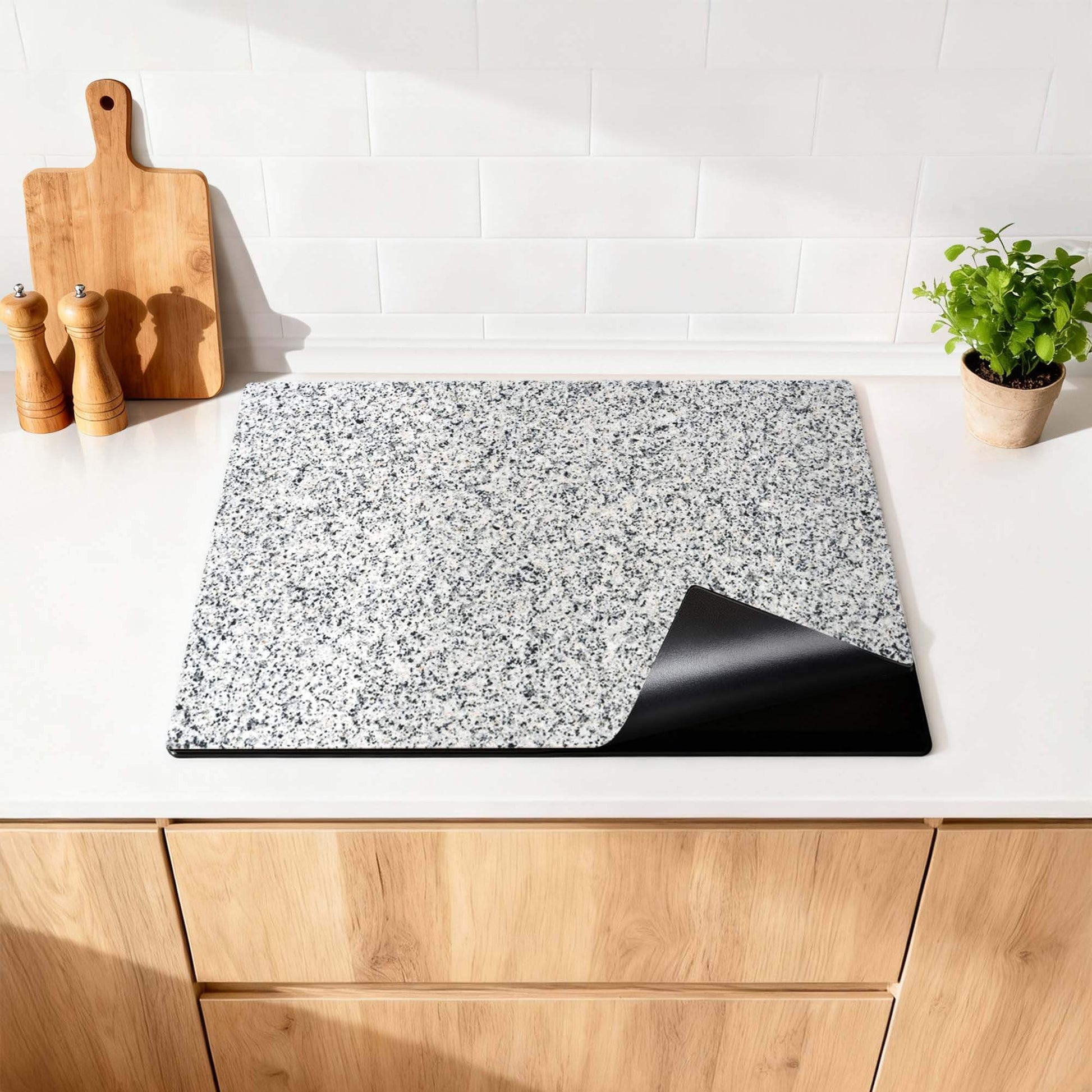 Nordic Mist - Inductie Beschermer met subtiele granietmotief in keuken, minimalistische uitstraling en bescherming.