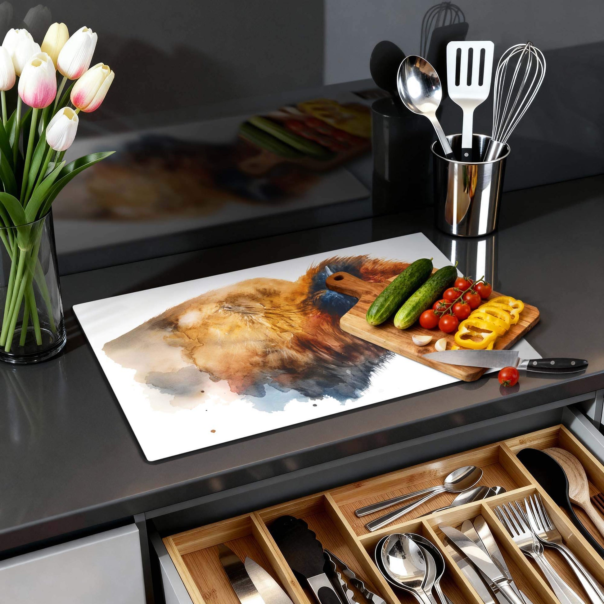 Majestic Bison - Inductie Beschermer met verse groenten op een moderne keuken countertop.