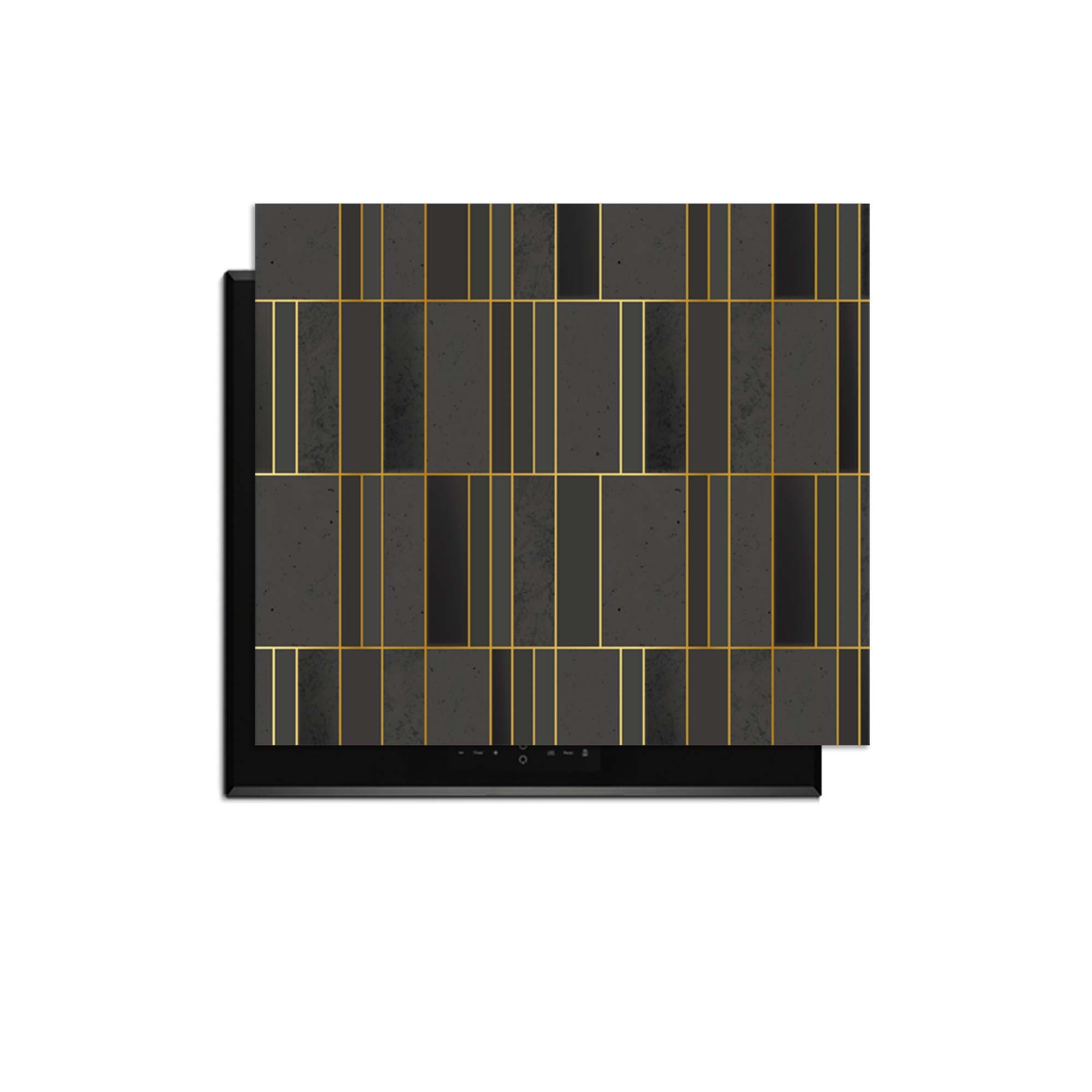 Midnight Grid – Inductie Beschermer met geometrisch design in diepe tinten en gouden accenten.