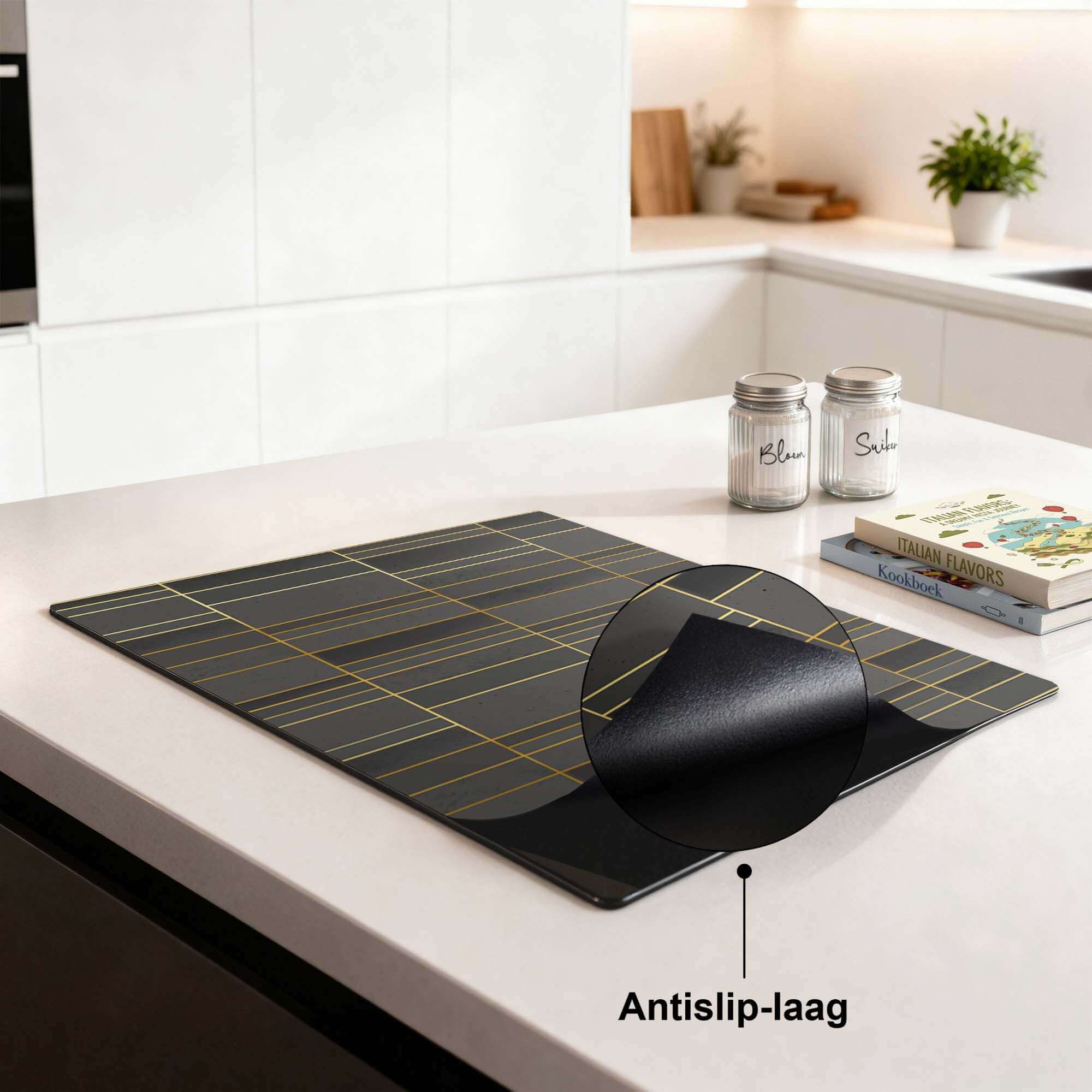 Midnight Grid – Inductie Beschermer met antislip-laag op een moderne keukenblad.