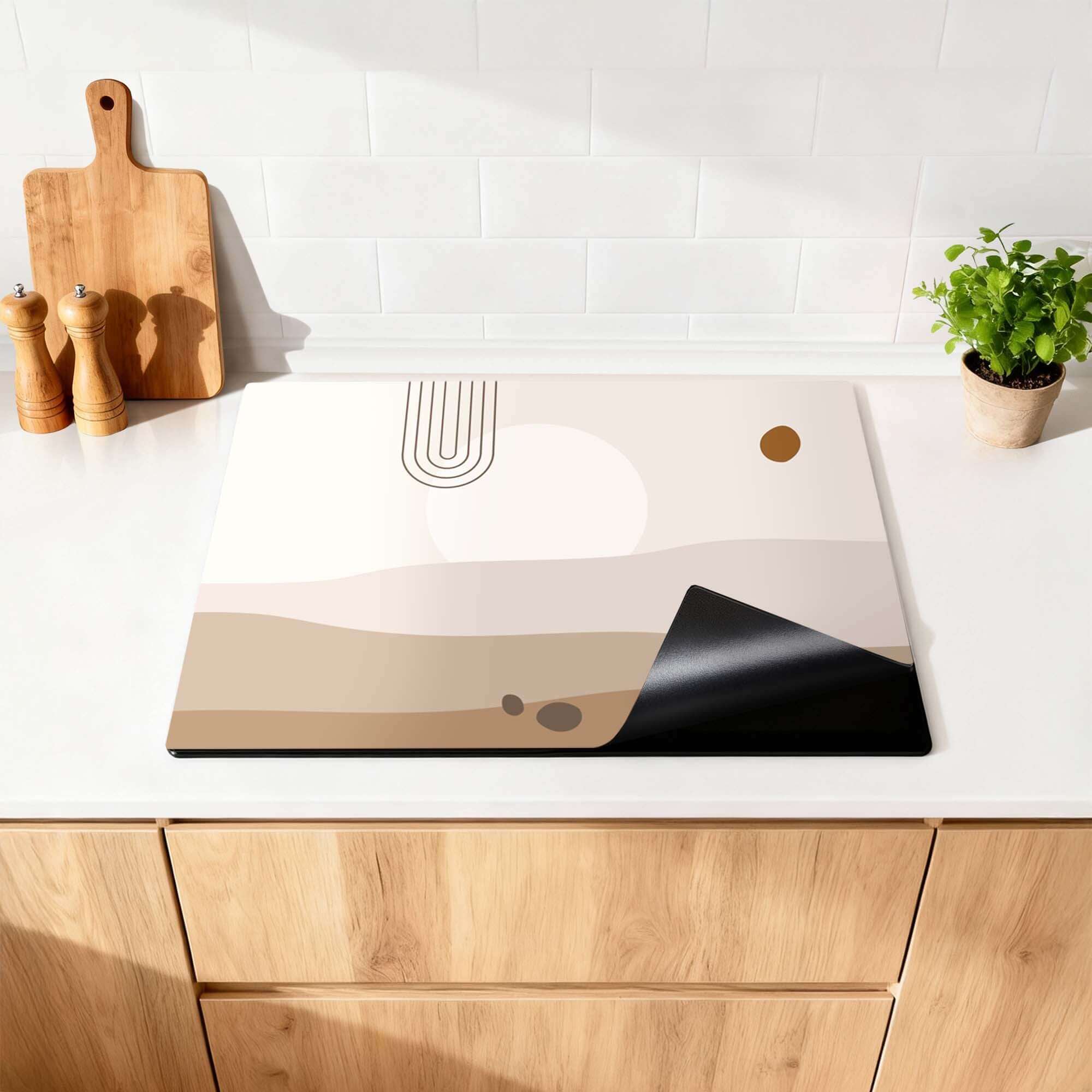 Desert Glow – Japandi Inductie Beschermer met zachte woestijntinten en organische vormen op aanrecht.