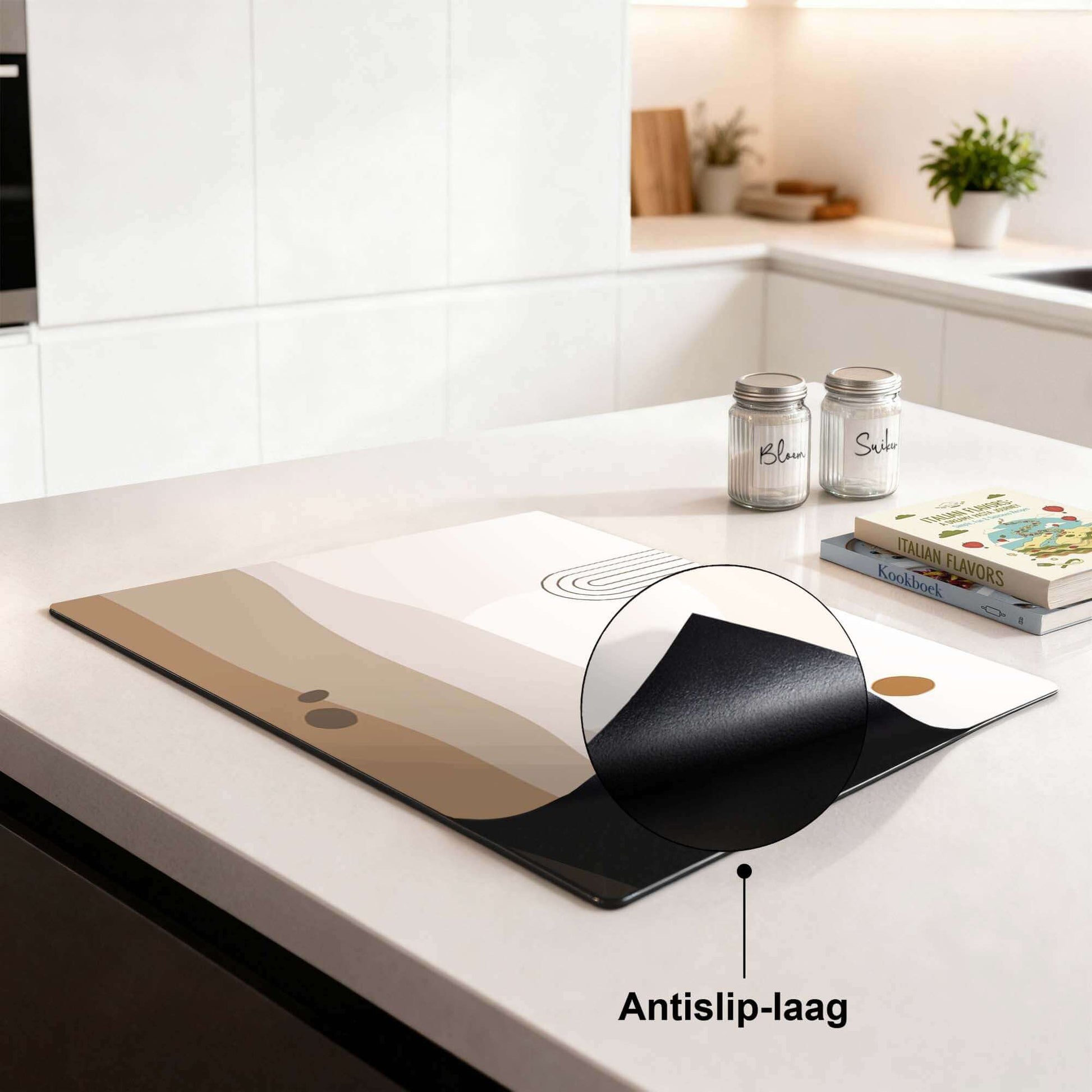 Desert Glow - Japandi Induction Protector mit rutschfester Beschichtung in sanften Wüstentönen auf einer Oberfläche.