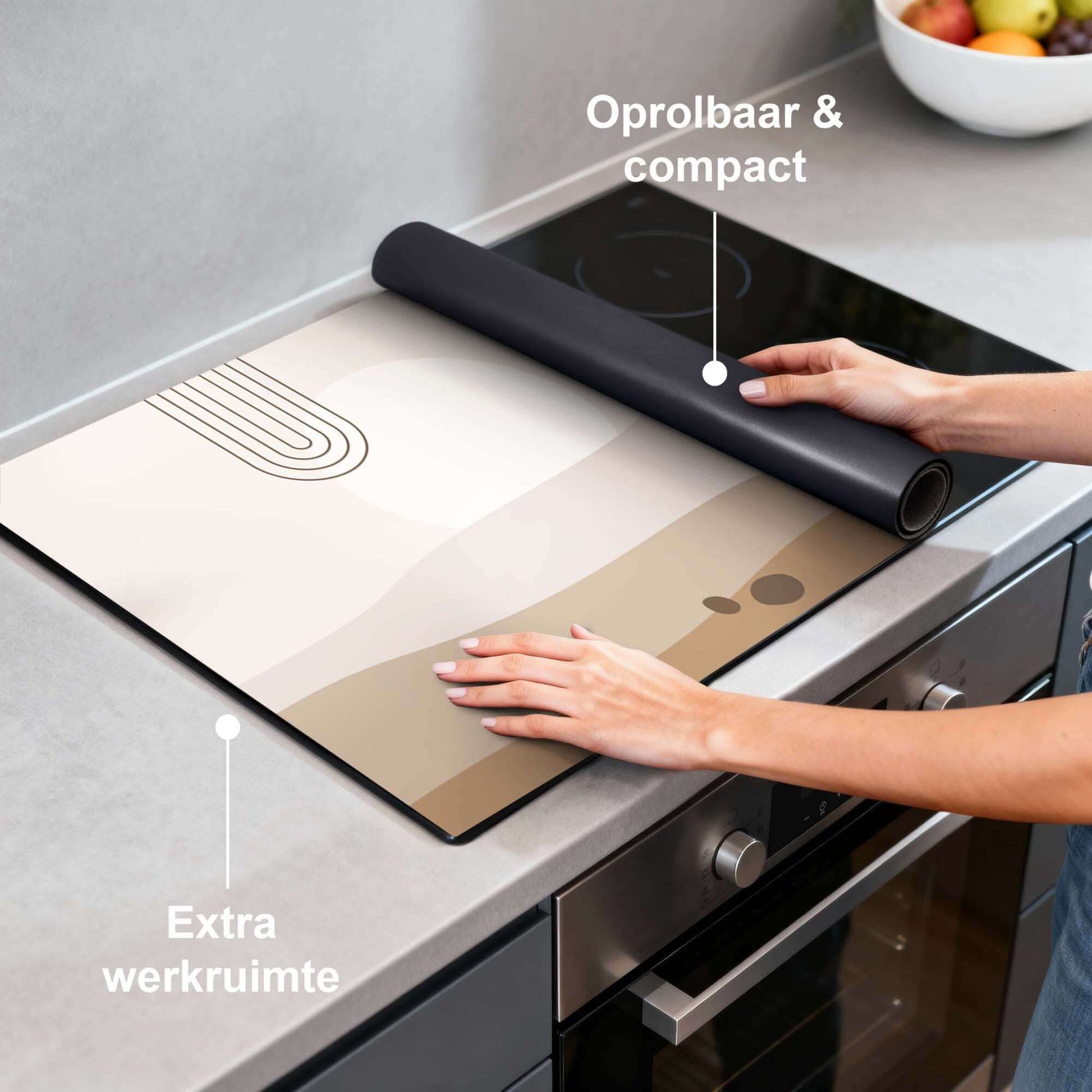 Desert Glow - Japandi Induction Protector auf einer Arbeitsplatte, mit organischen Formen und Wüstentönen.