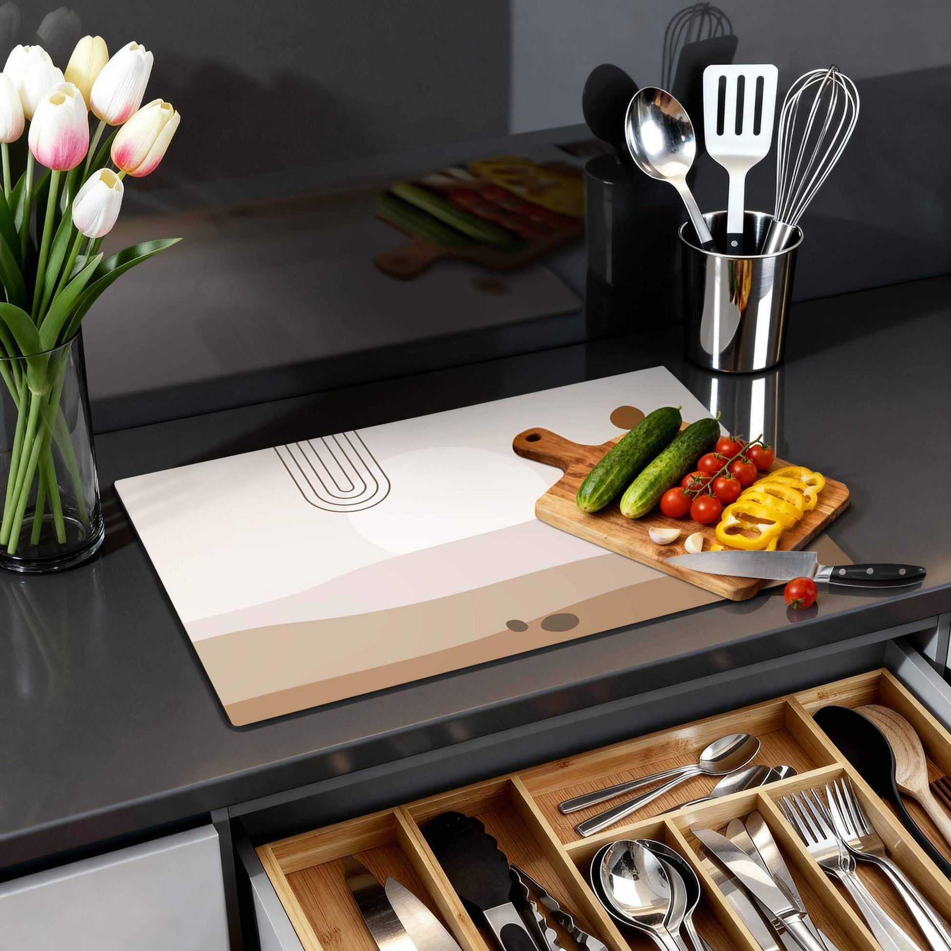 Desert Glow - Japandi Induction Protector mit sanften Wüstentönen und einem minimalistischen Look in der Küche.