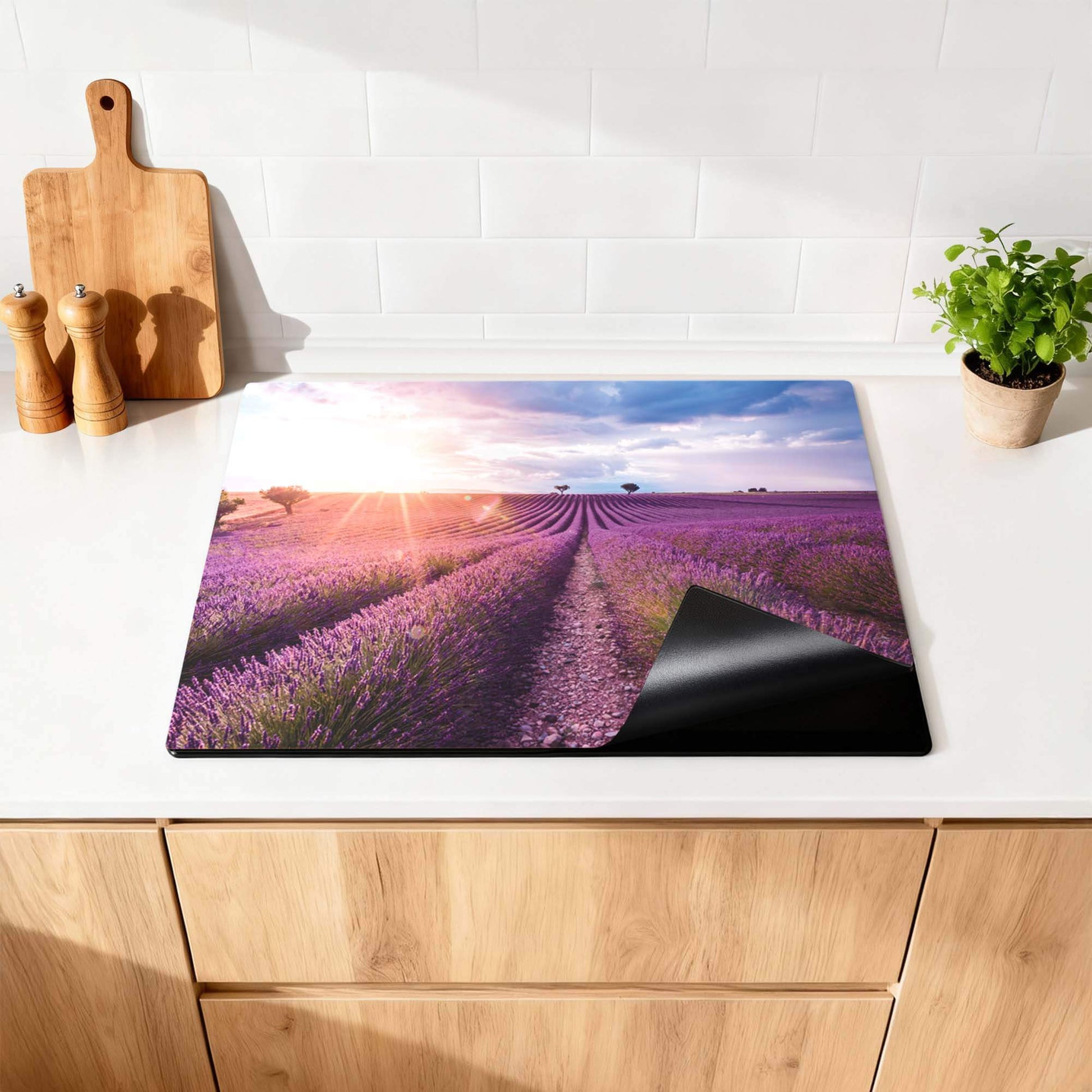 Lavender Horizon – Inductie Beschermer met een serene lavendelveld uit zicht op de keuken.
