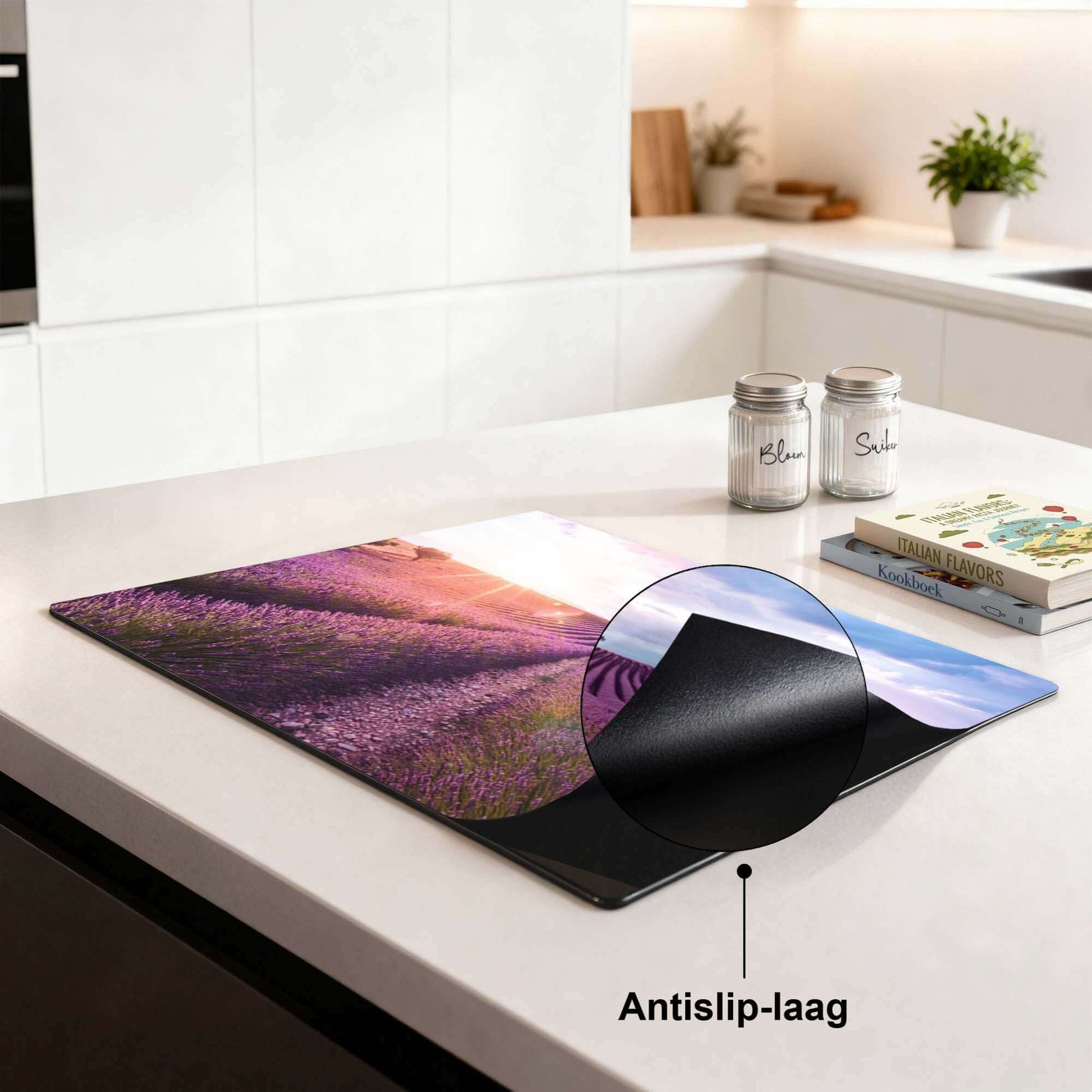 Lavender Horizon – Inductie Beschermer met antislip-laag op een moderne keuken Eettafel