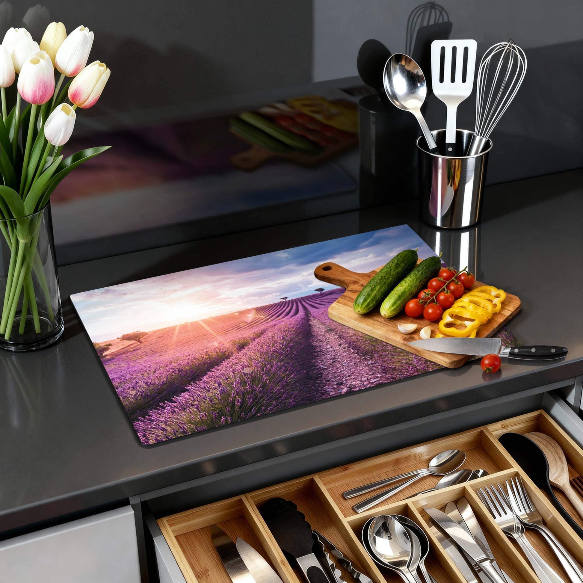 Lavender Horizon – Inductie Beschermer op een keukenblad met groenten en bloemen.