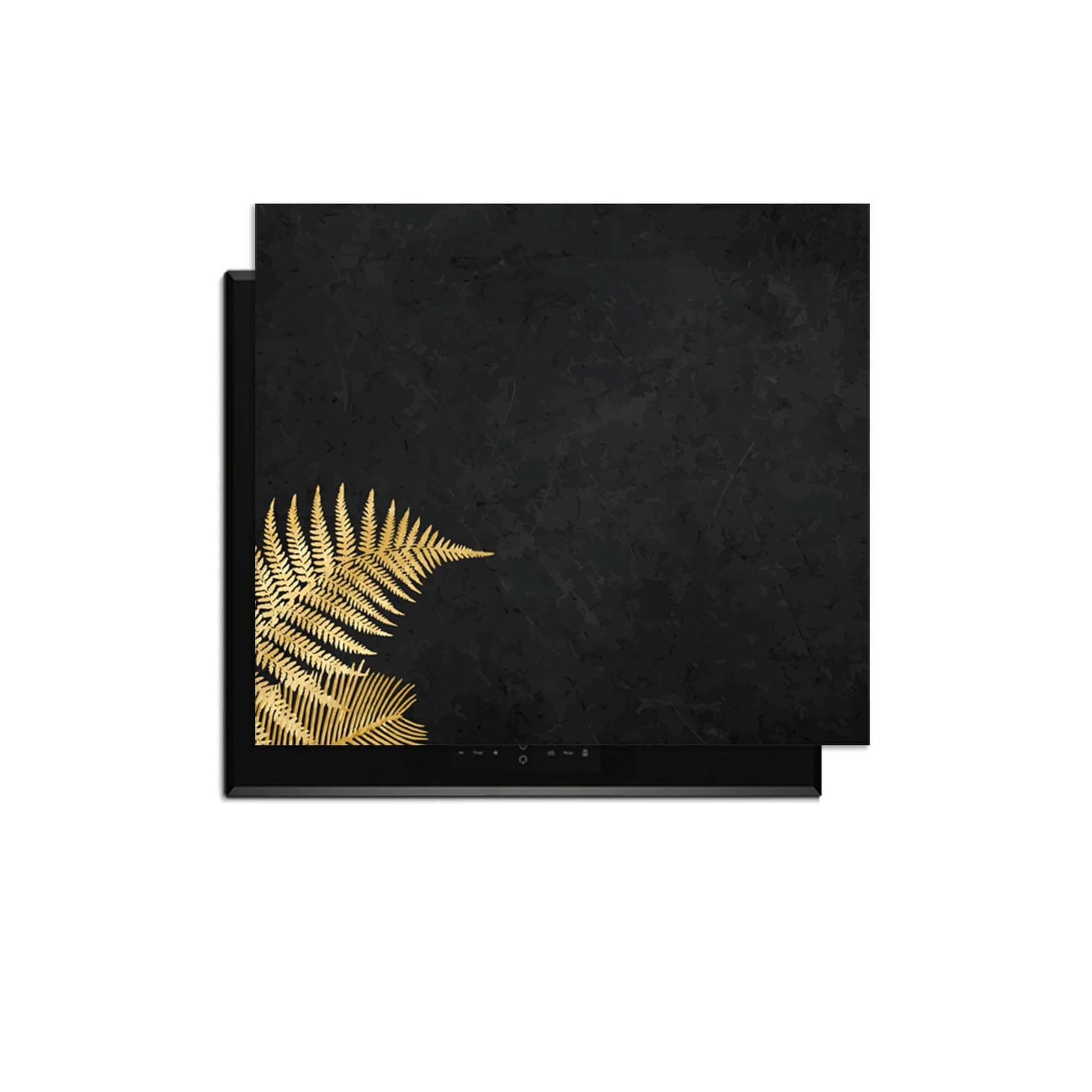 Golden Fern Touch – Inductie Beschermer met gouden varens op een zwarte achtergrond.
