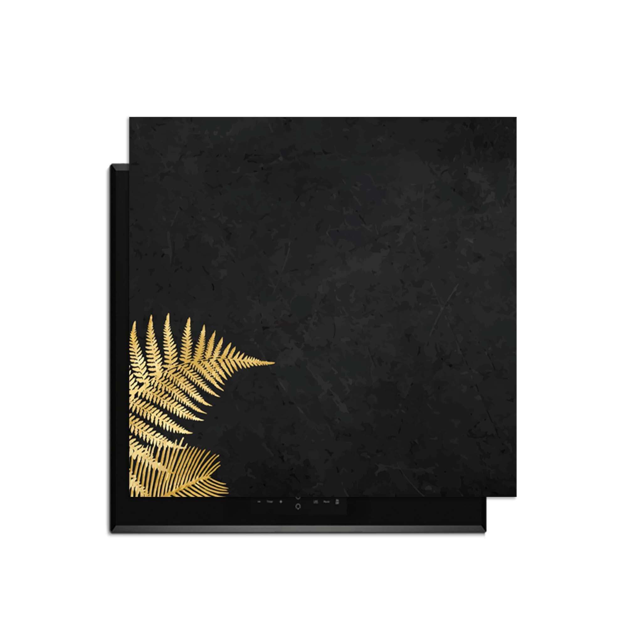 Golden Fern Touch – Inductie Beschermer met gouden varens op een diepe zwarte achtergrond.