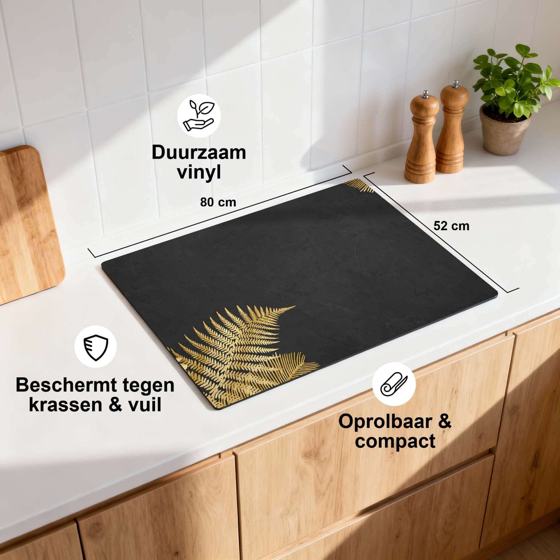 Golden Fern Touch – Inductie Beschermer met gouden varens en zwarte achtergrond, duurzaam en compact voor de keuken.