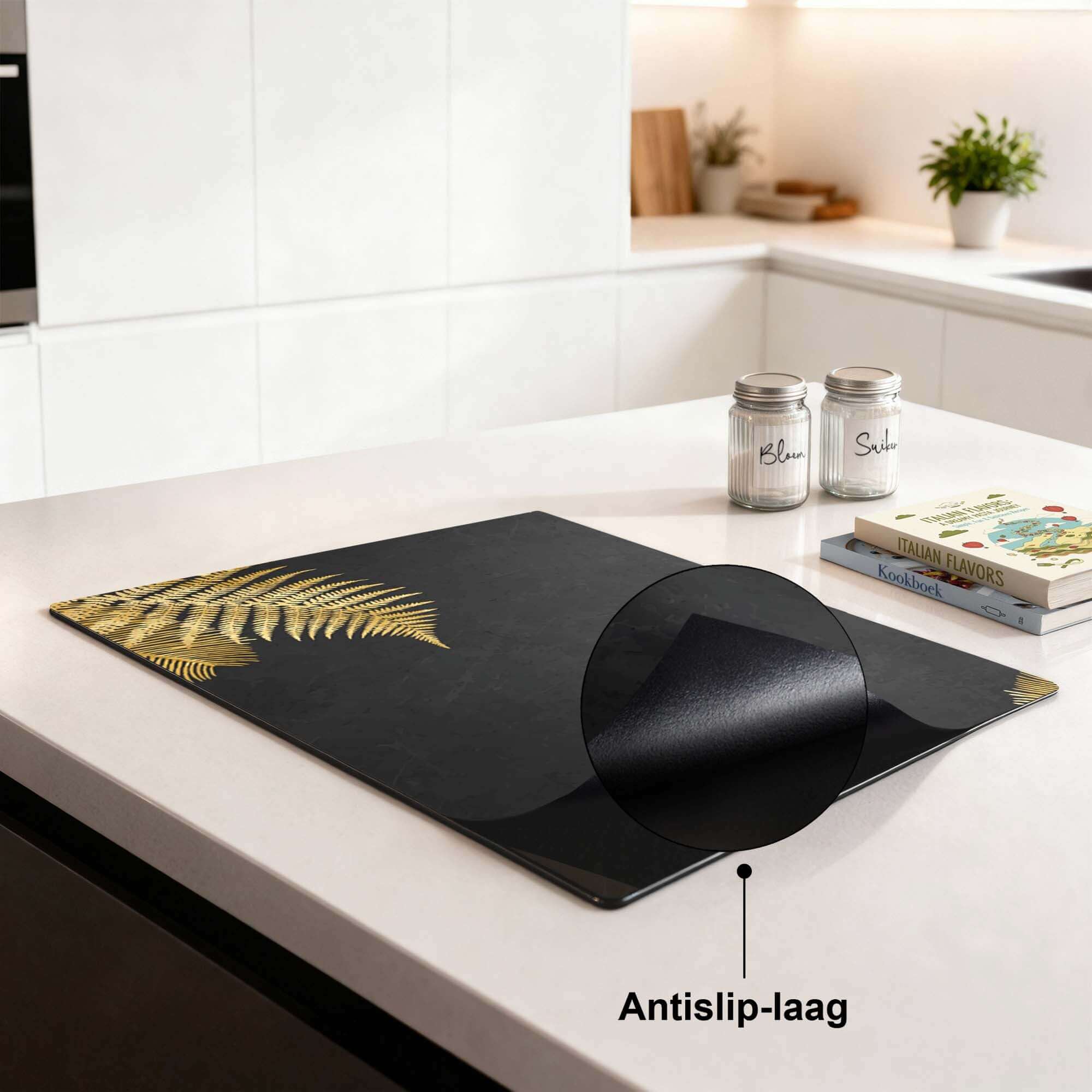 Golden Fern Touch – Inductie Beschermer met antislip-laag op een stijlvolle zwarte ondergrond.
