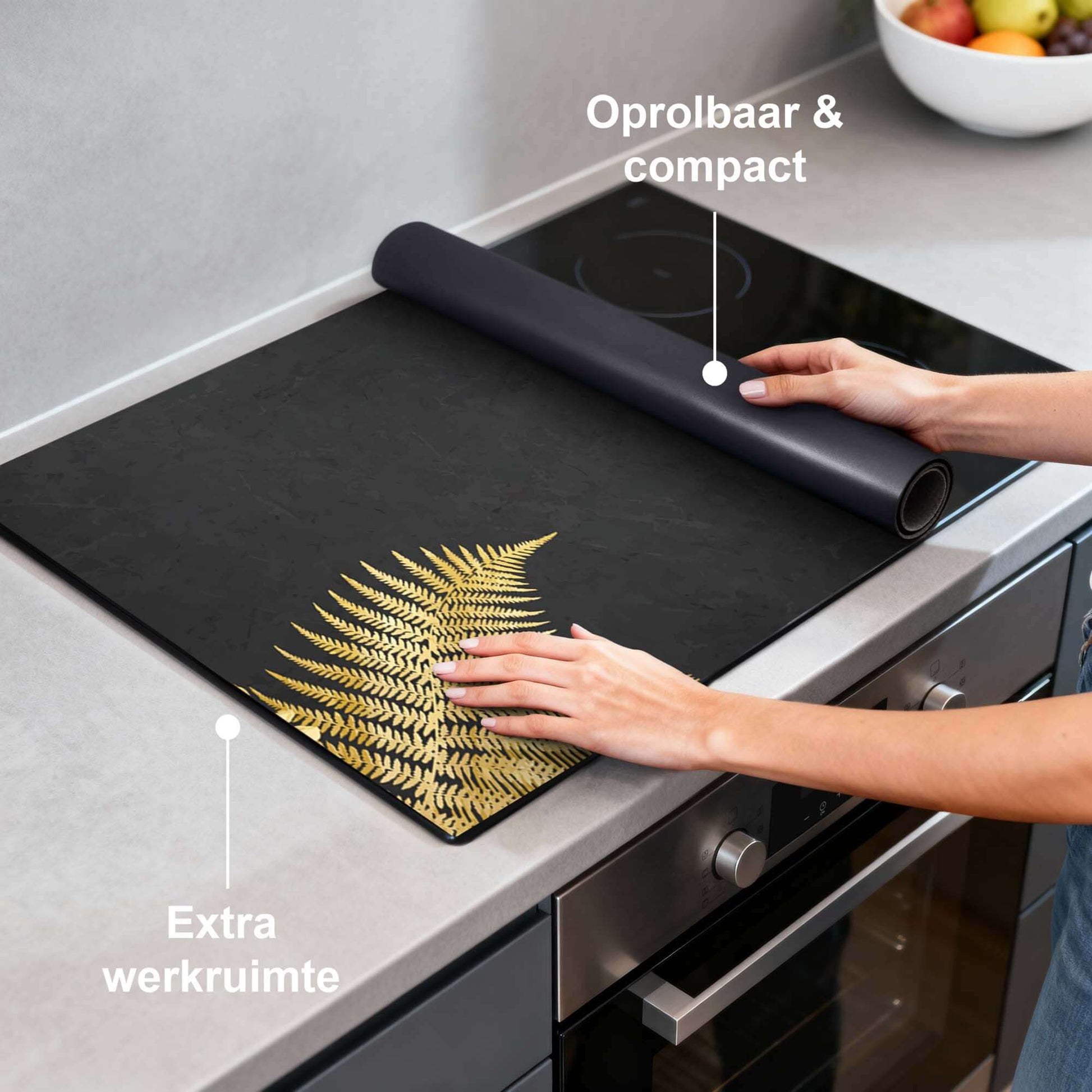 Golden Fern Touch – Inductie Beschermer op de werkplek met oprolbaar design en gouden varens op zwarte achtergrond.