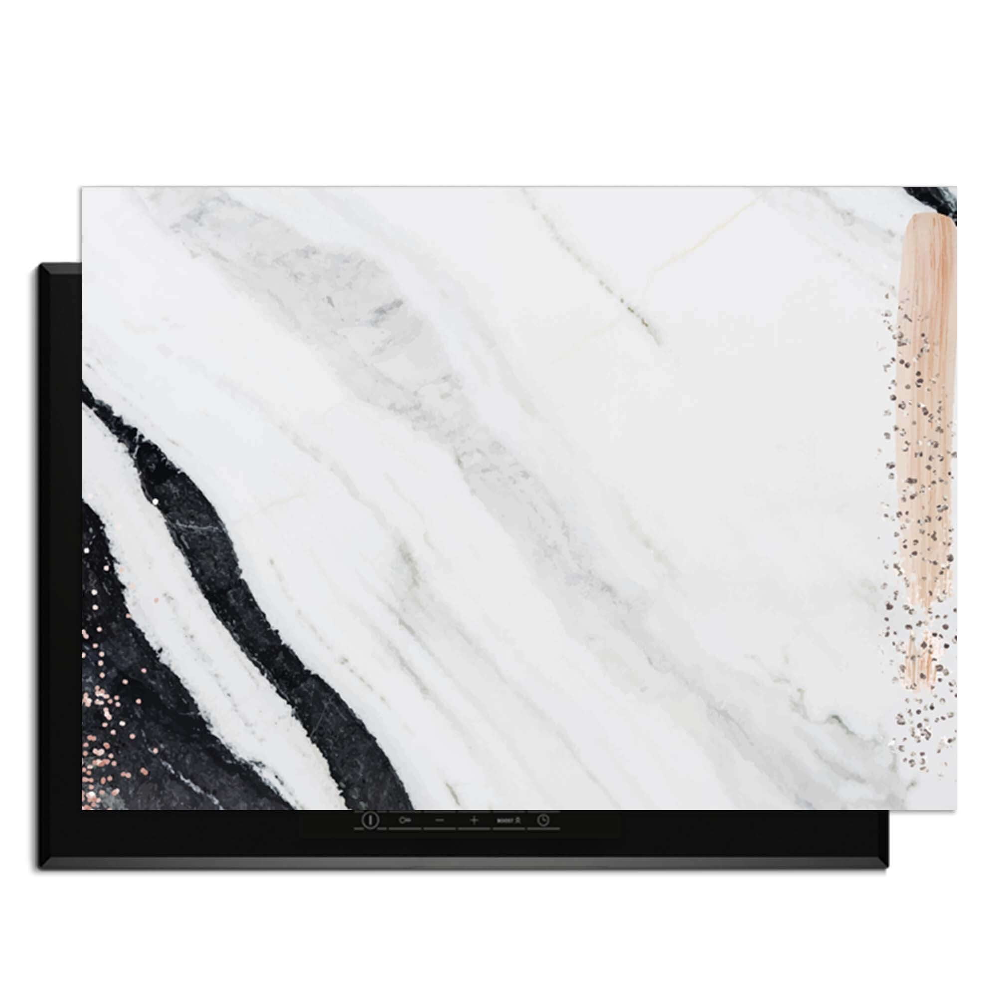 Marble Blush - Inductie Beschermer met luxe marmerlook en blush- en bronsdetails op inductiekookplaat.