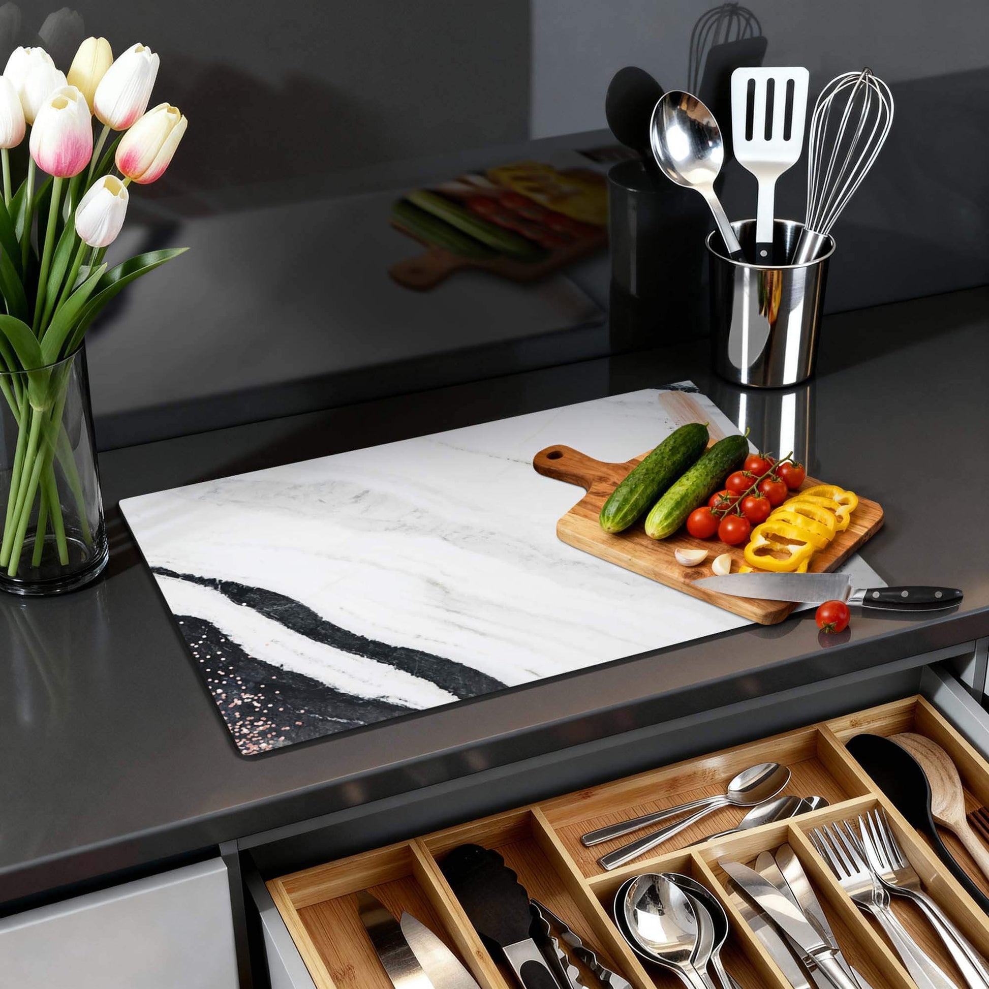 Marble Blush - Inductie Beschermer op een keukentafel met verse groenten en een bloemenvaas ernaast.