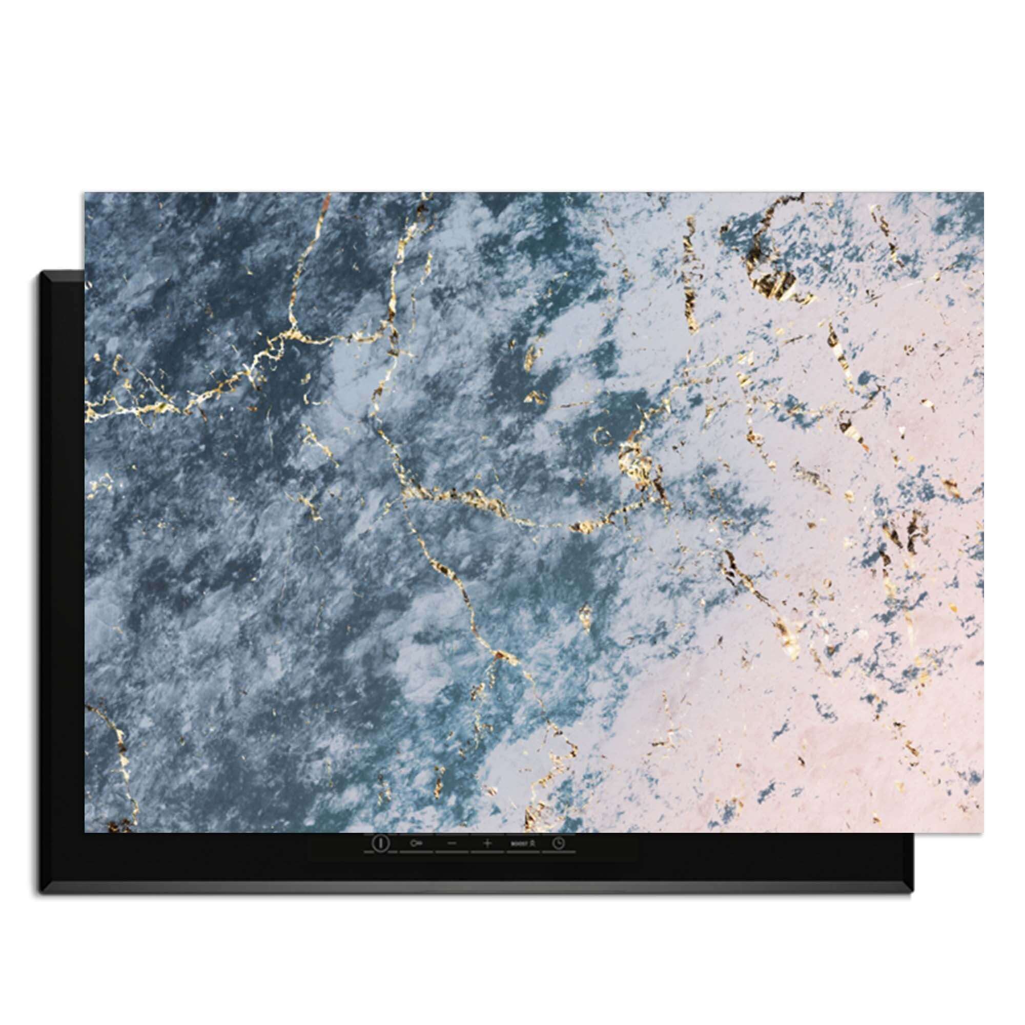 Elegant Ocean Marble - Induktionsschutz mit blauem und rosa Marmormuster und goldenen Adern.