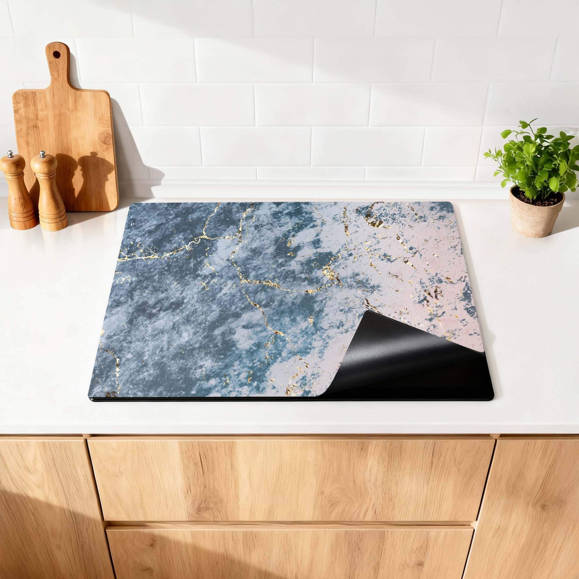 Elegantes Ocean Marble - Induktionsschutz auf einer Küchenarbeitsplatte mit einem luxuriösen Marmormuster in Blau- und Rosatönen.