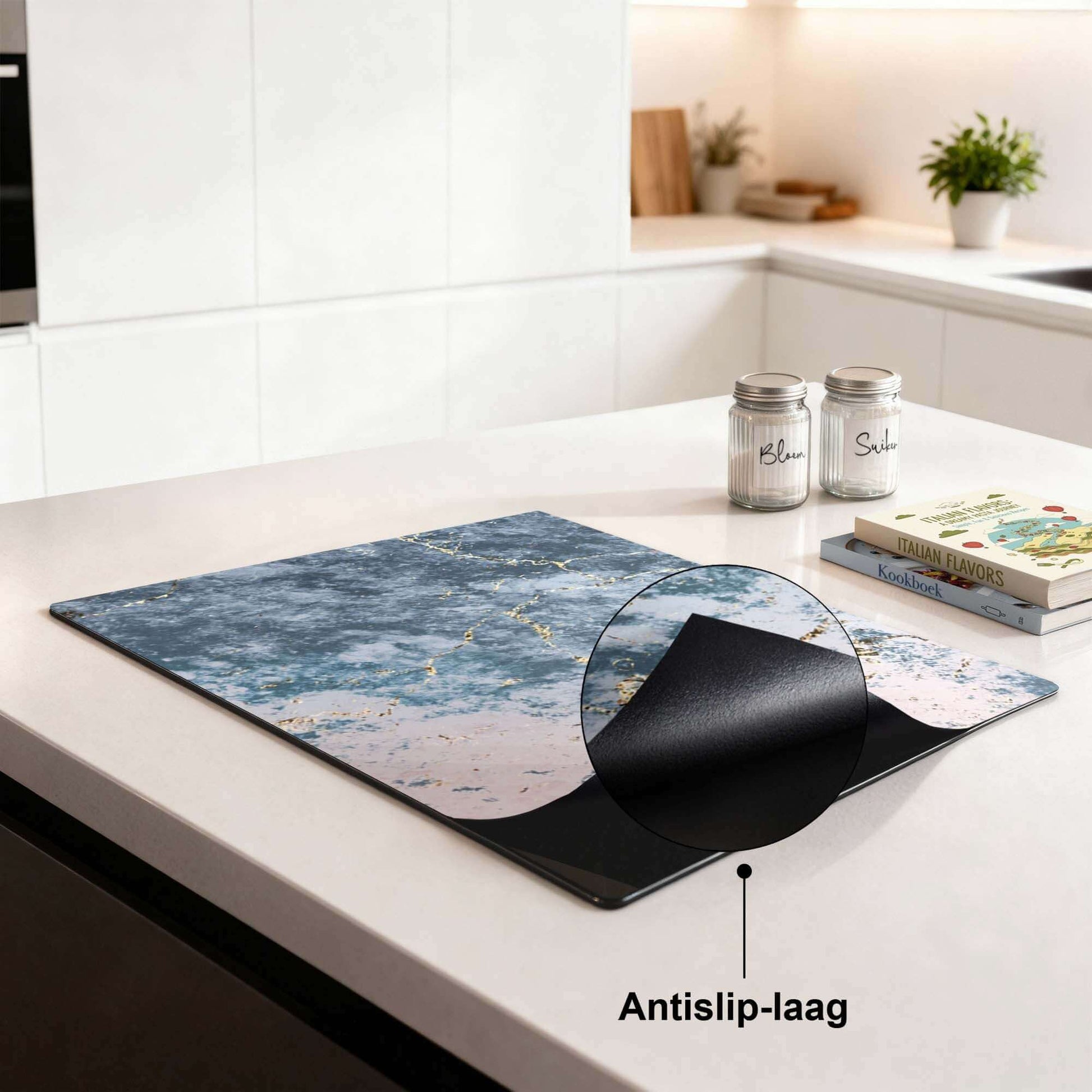 Elegantes Ocean Marble - Induktionsschutz mit Anti-Rutsch-Beschichtung auf einer modernen Küchenarbeitsplatte.