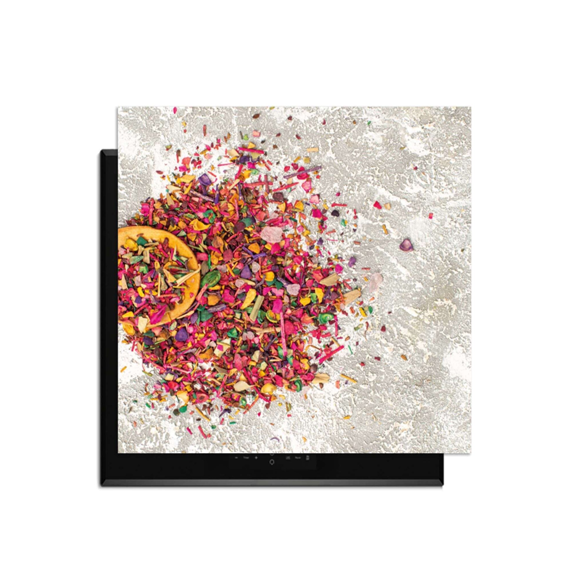 Spice Delight - Induktionsschutz mit bunten Gewürzen auf hellem Hintergrund für eine verspielte Küche.