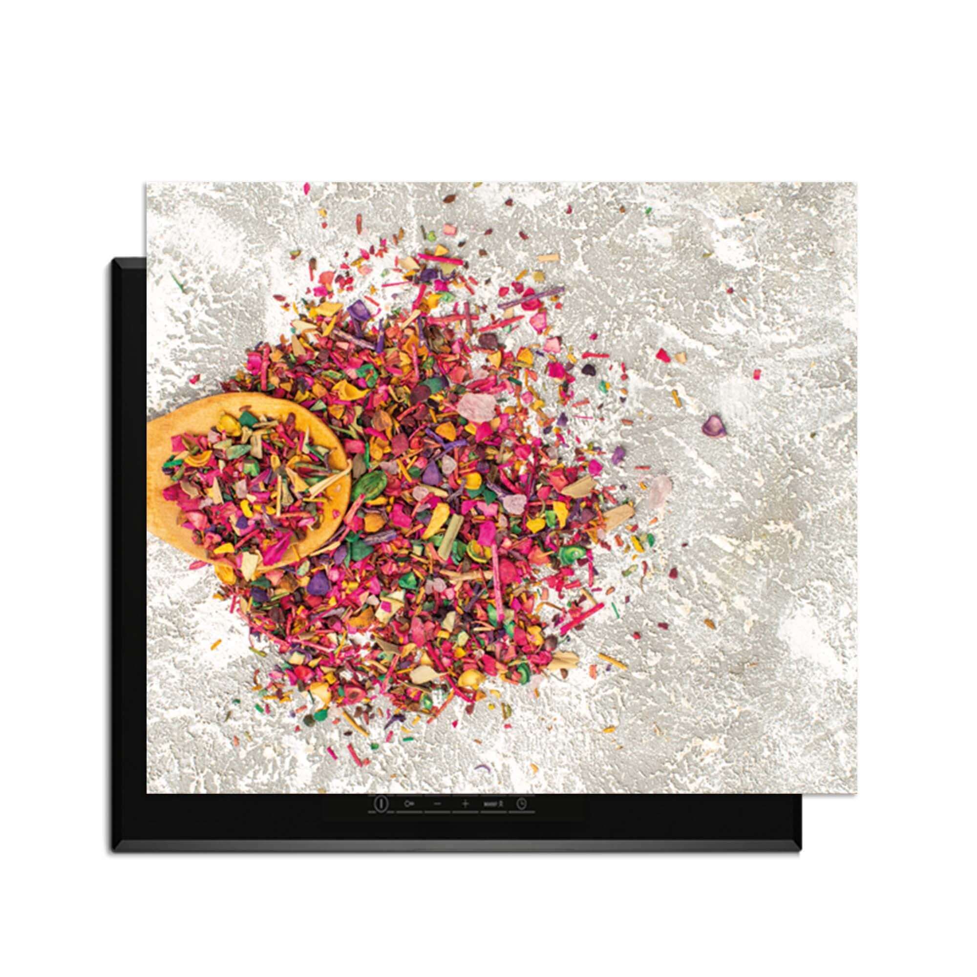 Spice Delight - Induktionsschutz mit bunten Gewürzen auf hellem Hintergrund, perfekt für jede Küche.