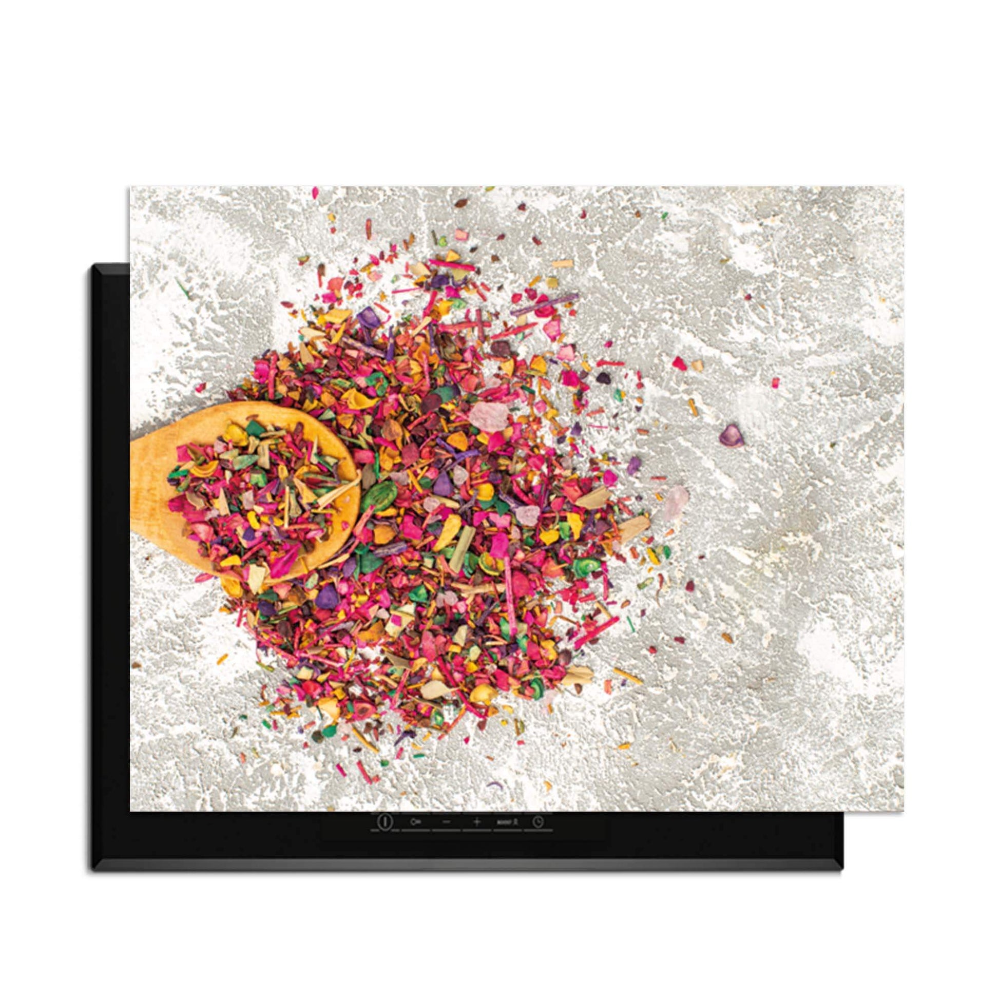 Spice Delight - Induktionsschutz mit bunten Gewürzen auf hellem Hintergrund für Ihre Küche.