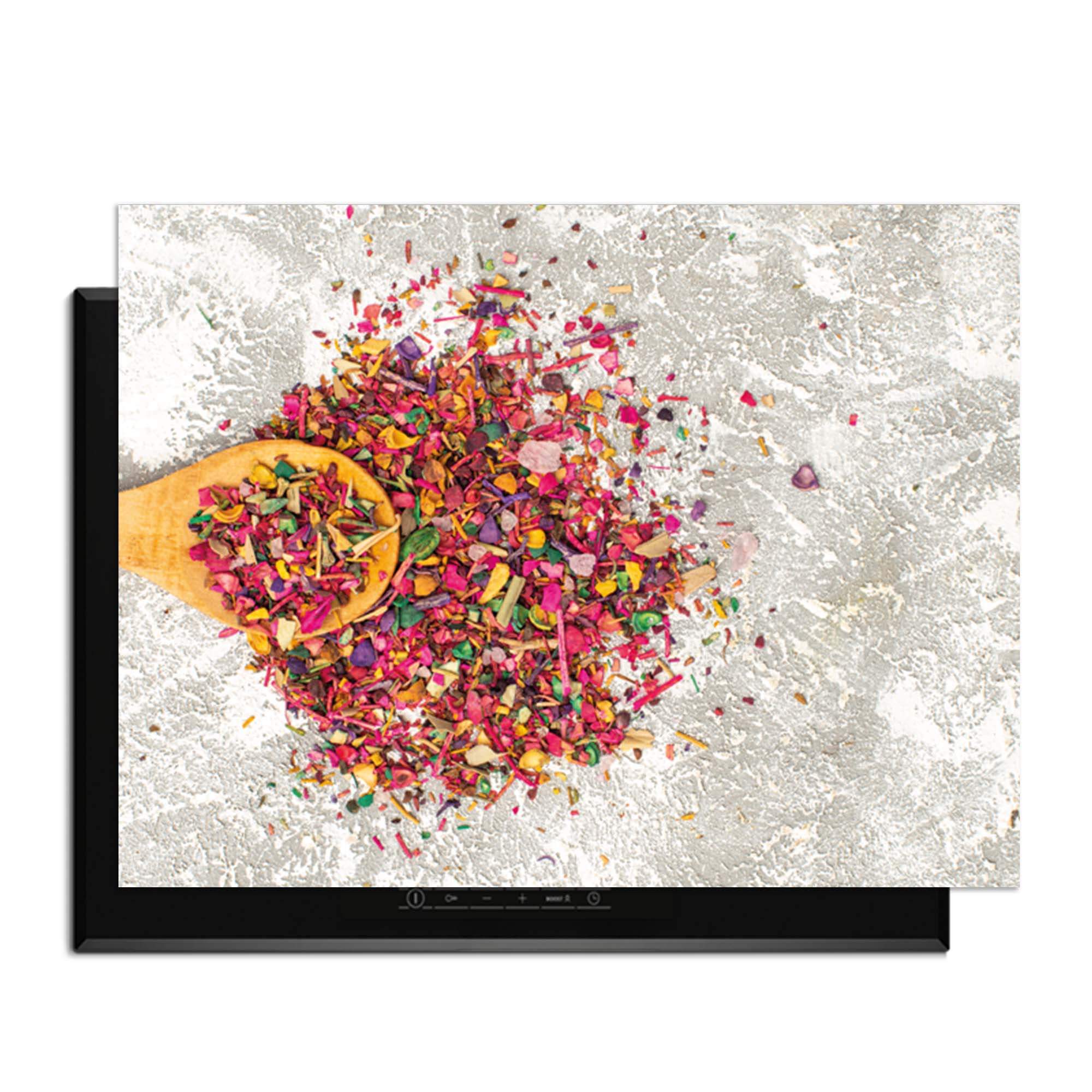 Spice Delight - Induktionsschutz mit bunten Gewürzen auf hellem Hintergrund, perfekt für jeden Küchenstil.