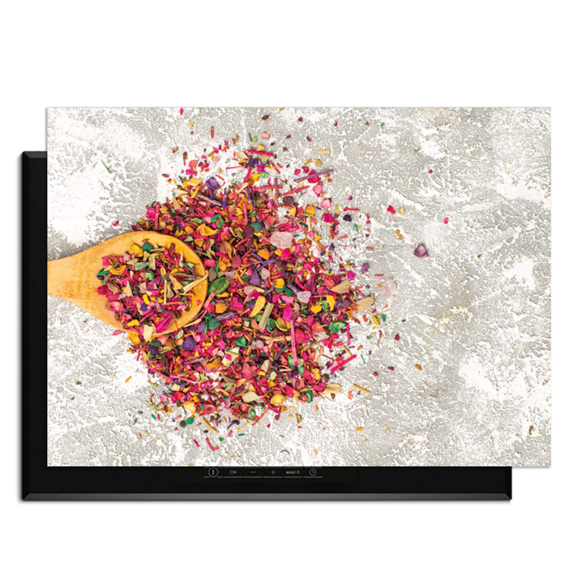 Spice Delight - Induktionsschutz mit bunten Gewürzen auf hellem Hintergrund für die Küche.