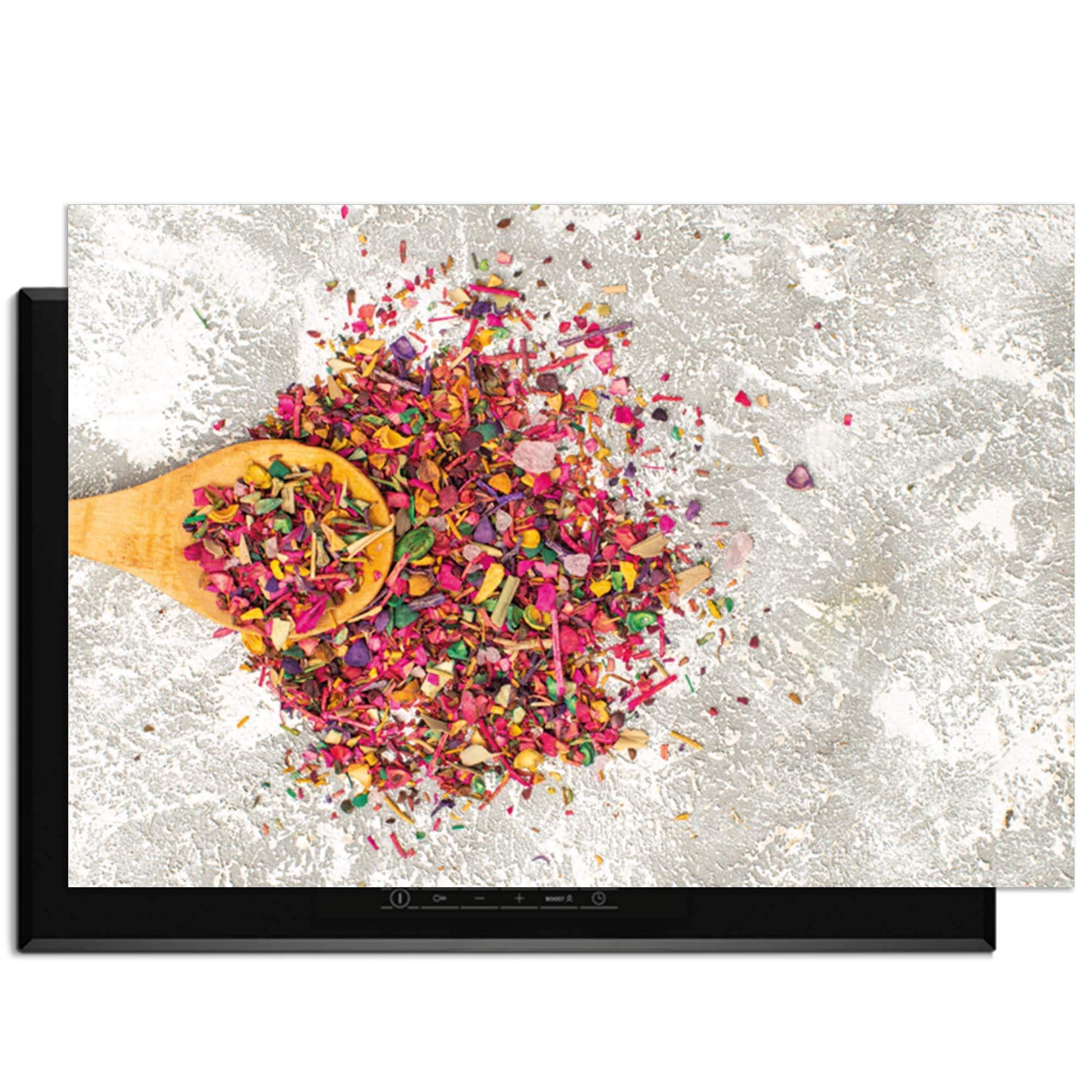 Spice Delight - Induktionsschutz mit bunten Gewürzen auf hellem Hintergrund.