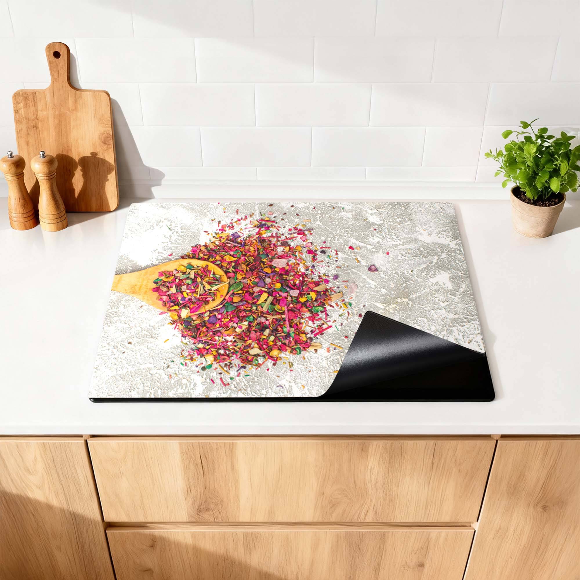 Spice Delight – Inductie Beschermer met kleurrijke kruiden op een lichte achtergrond, perfect voor elke keukenstijl.