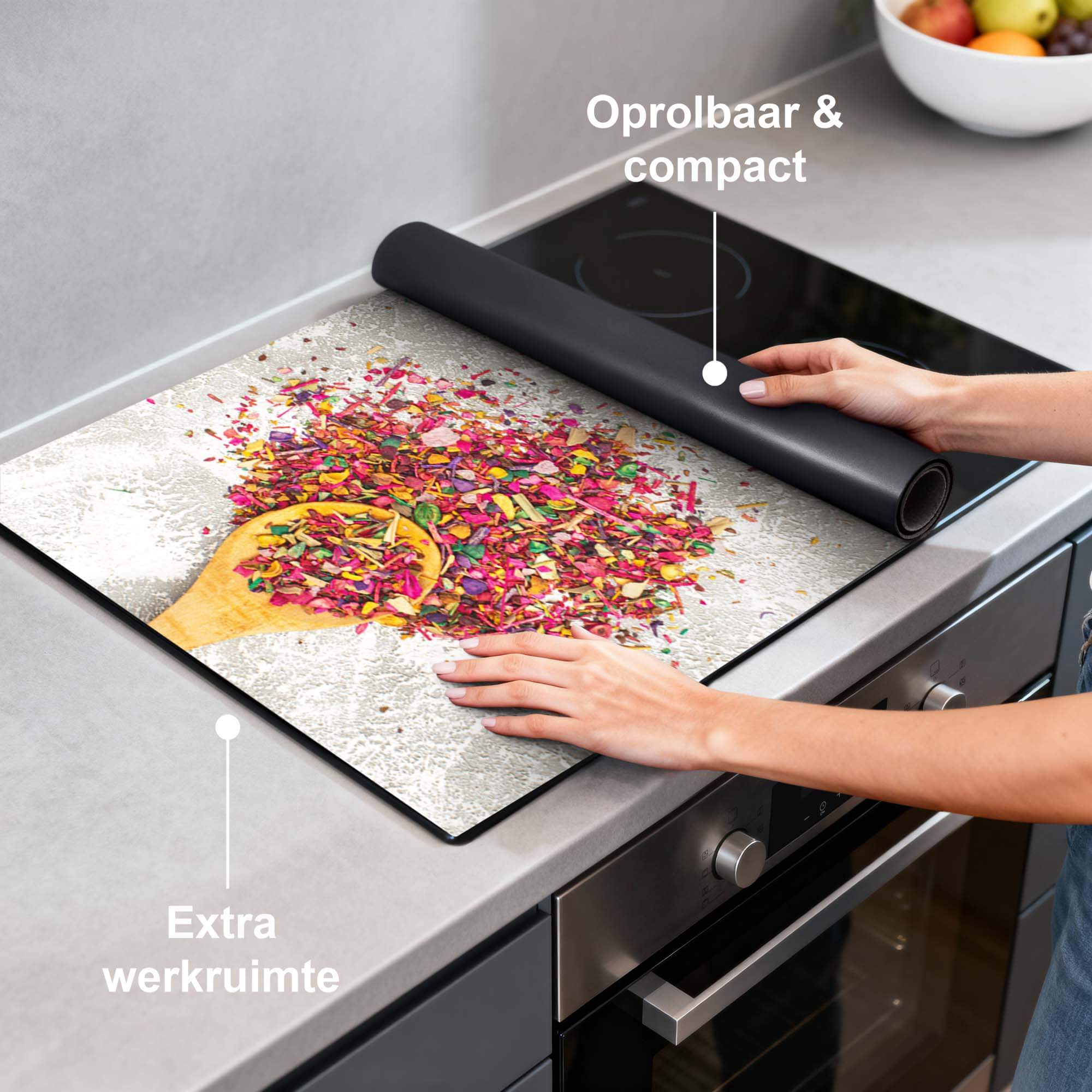 Spice Delight - Induktionsschutz auf einer Arbeitsplatte mit bunten Gewürzen, aufrollbar und kompakt.