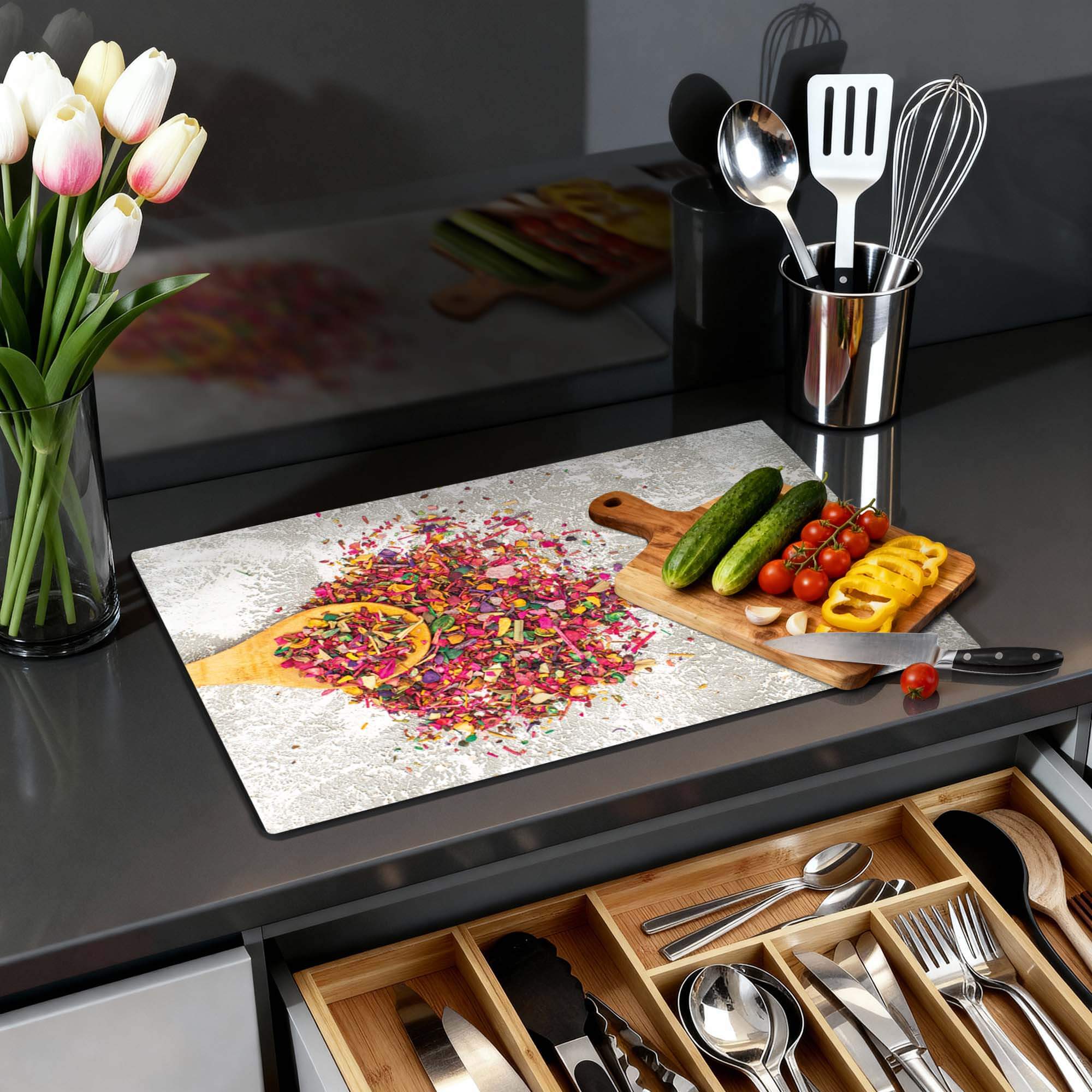 Spice Delight - Induktionsschutz mit bunten Gewürzen auf einem hellen Küchenhintergrund.