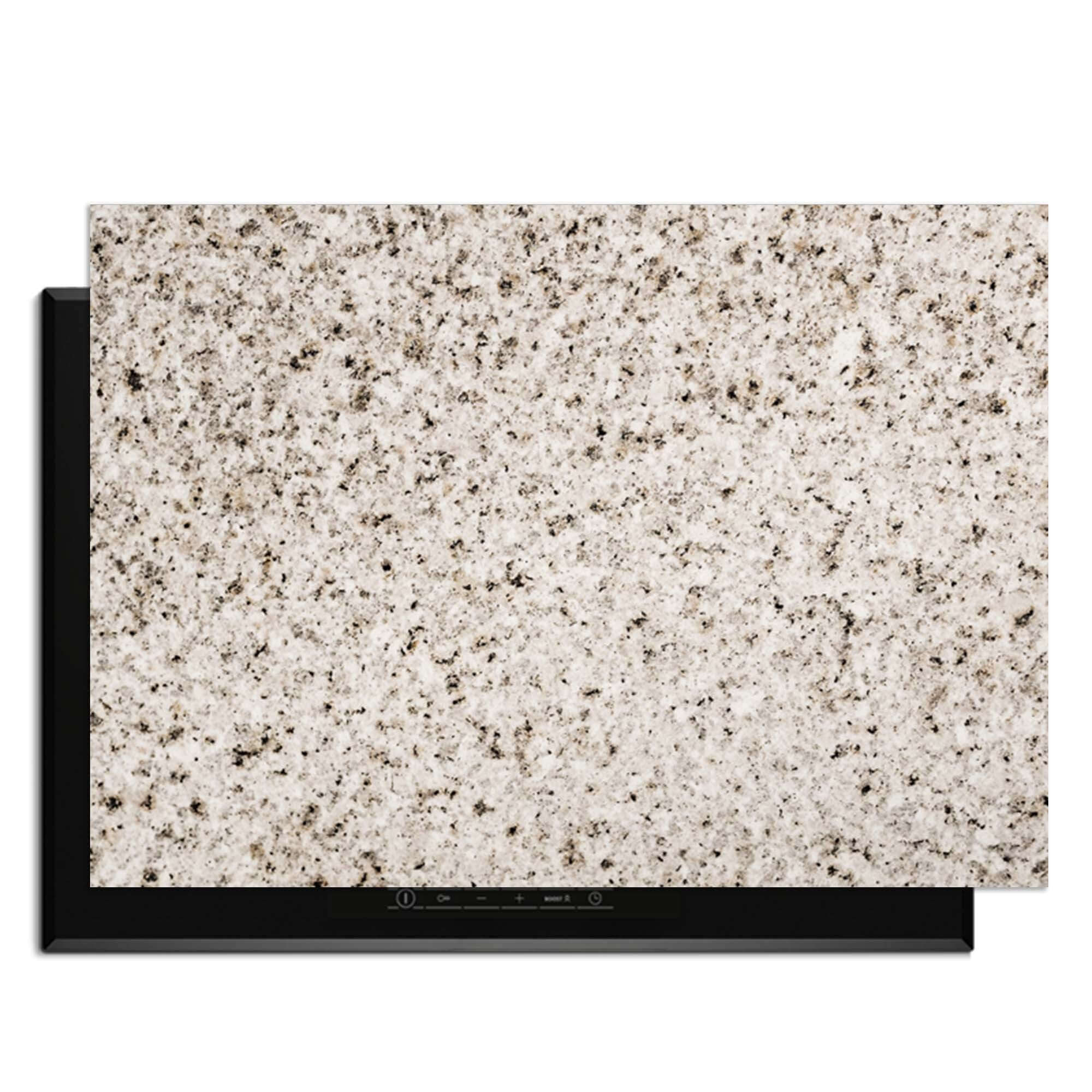 Almond Granite - Inductie Beschermer boven een inductiekookplaat, biedt stijl en bescherming tegen krassen.
