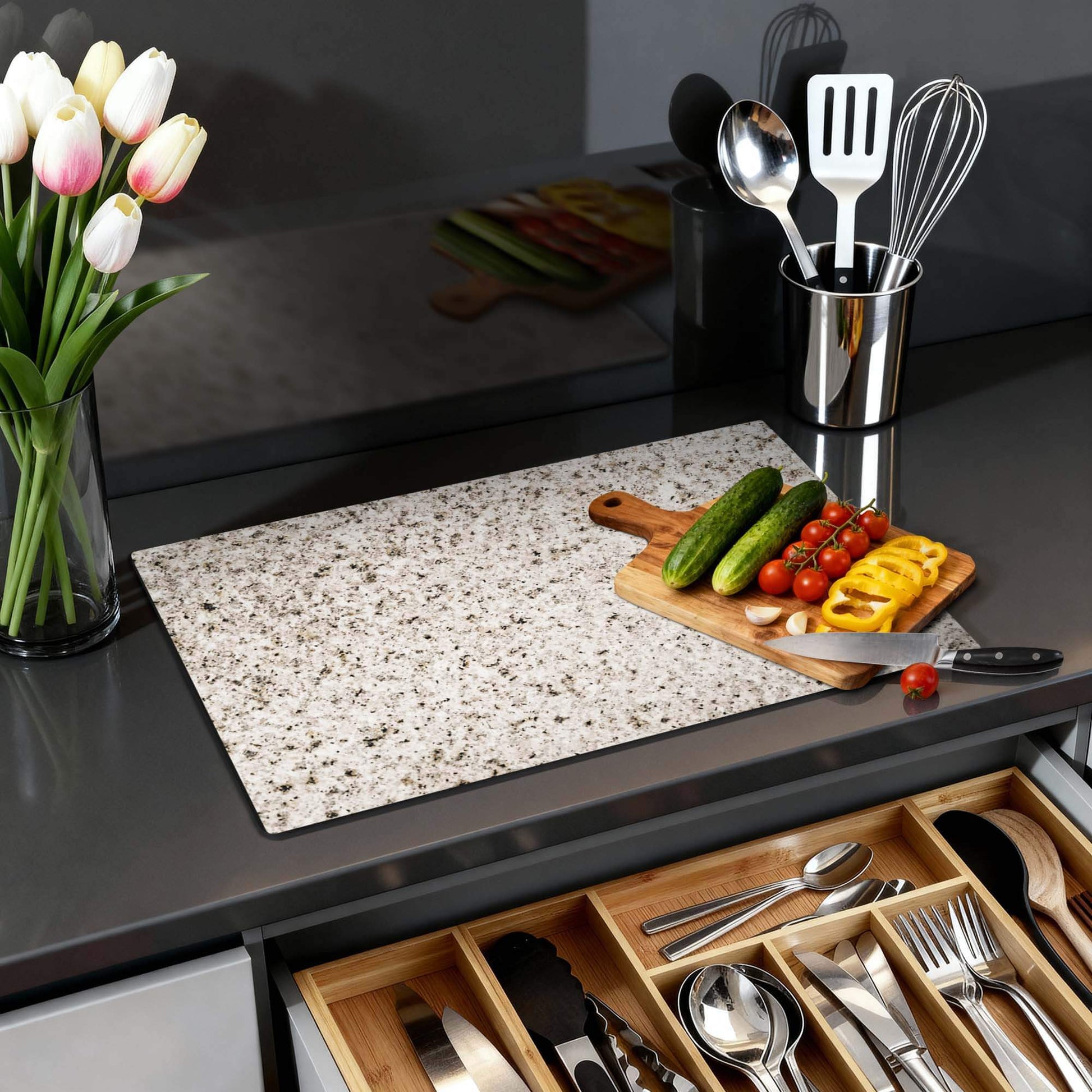 Almond Granite - Inductie Beschermer op keukenblad met groenten en bloemen.