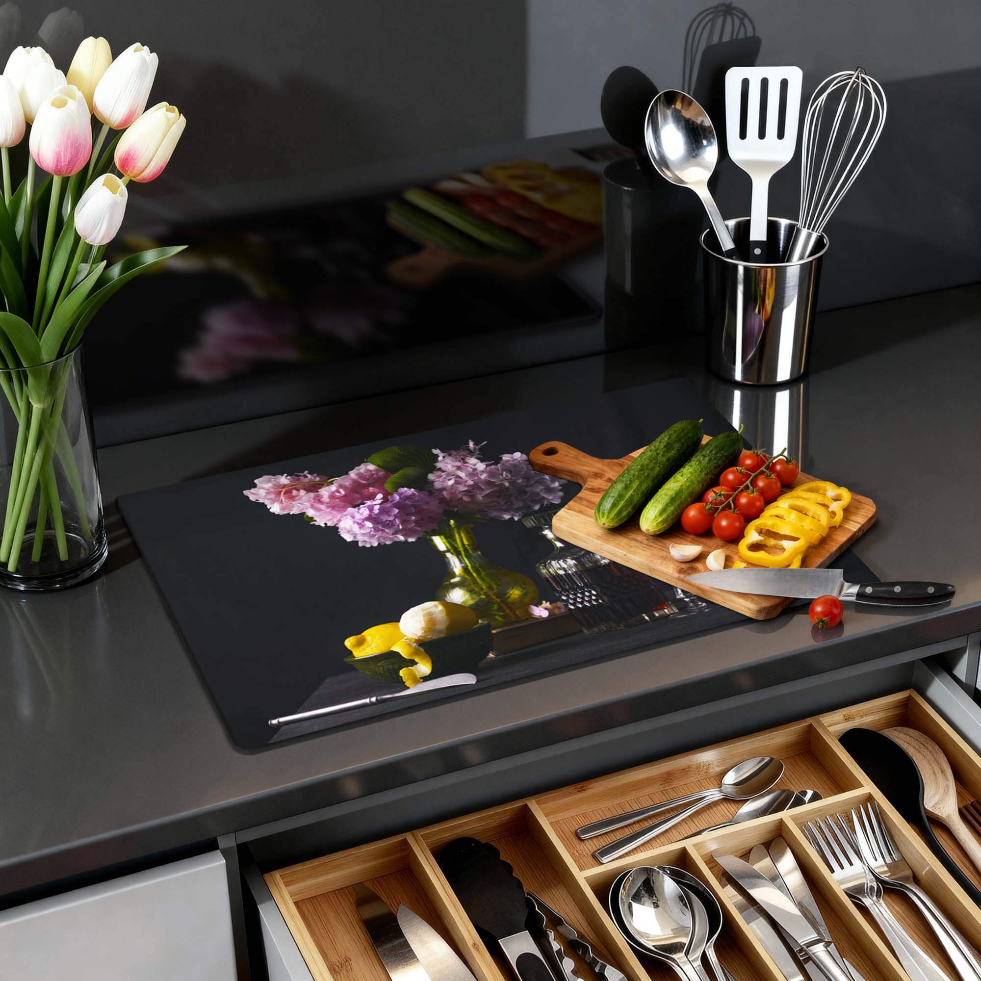 Baroque Bloom - Induktionsschutz mit Blumendruck auf einer Küchenarbeitsplatte, schützend und stilvoll.