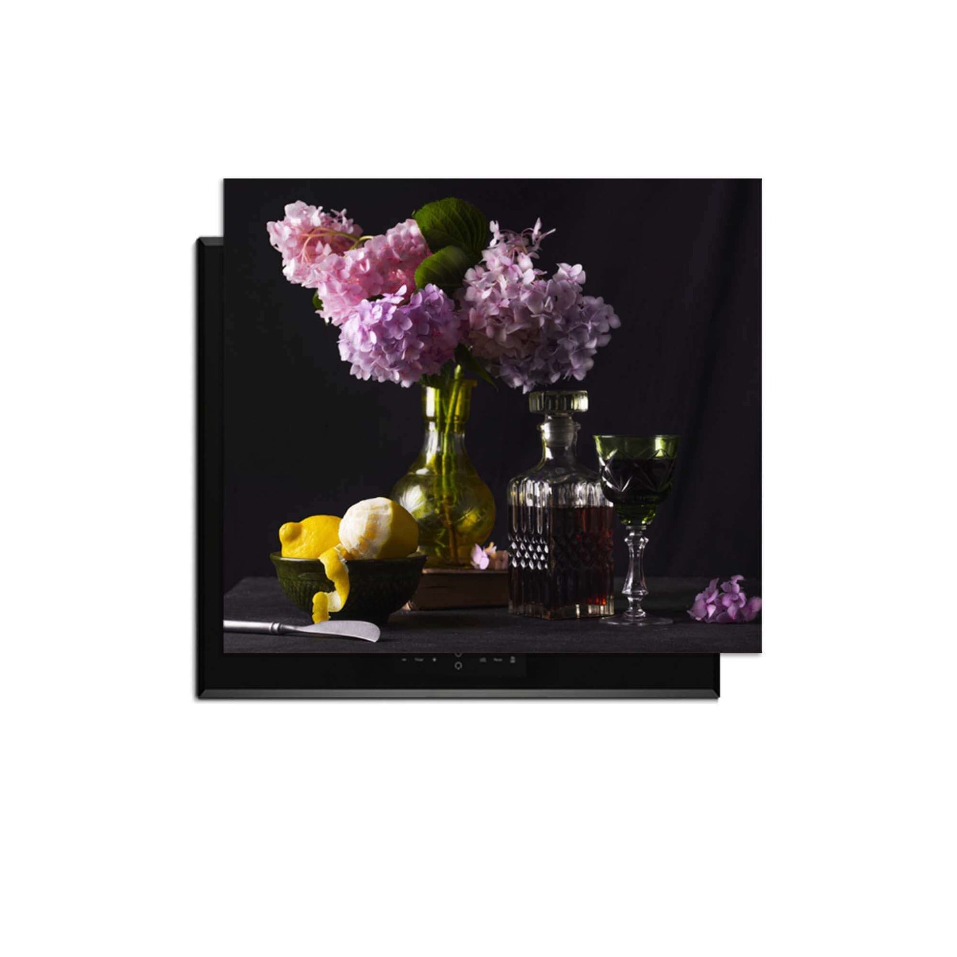 Baroque Bloom - Induktionsschutz mit Blumen, Zitronen und Gläsern auf einem stilvollen Hintergrund