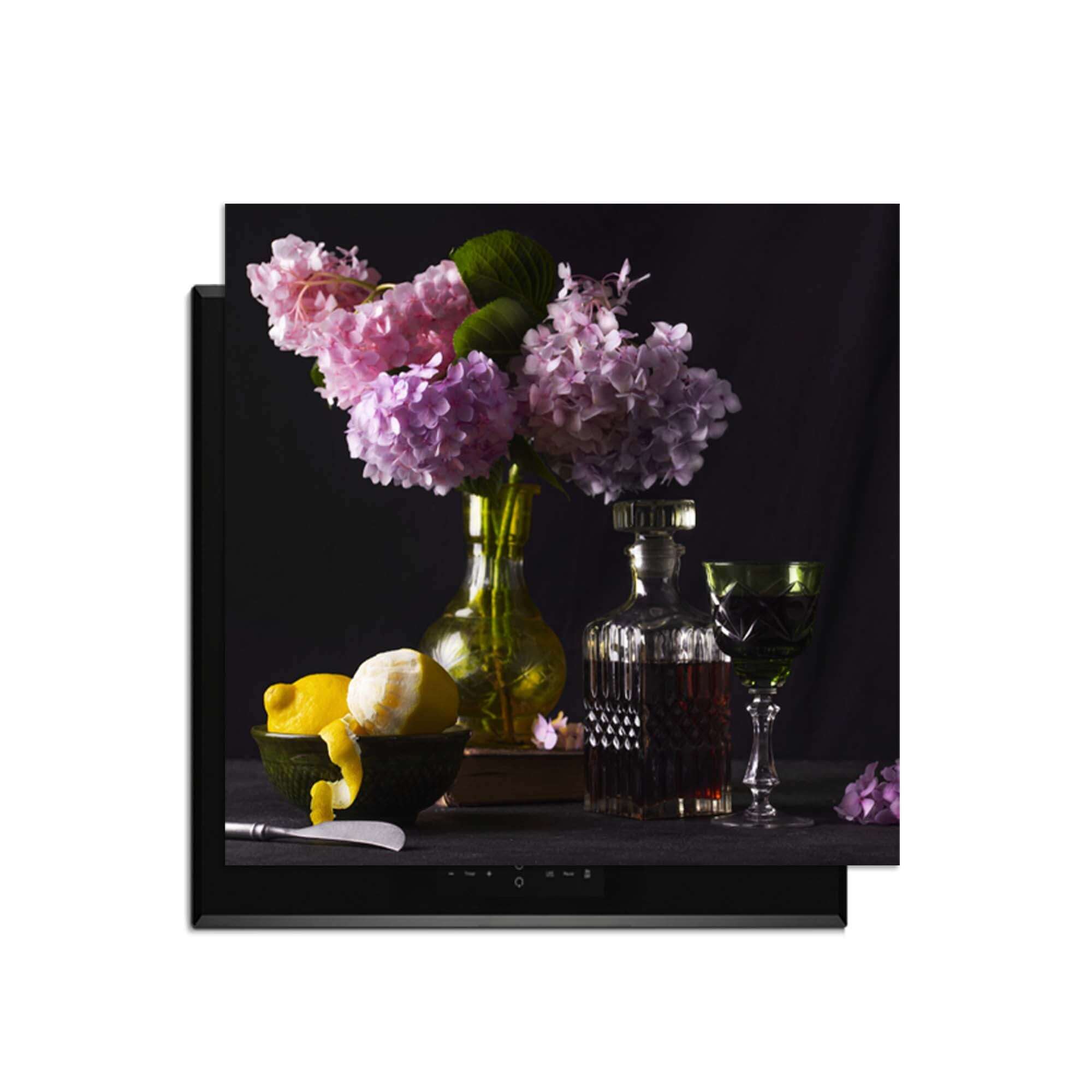 Baroque Bloom - Induktionsschutz mit einem Blumenbouquet und Früchten für ein elegantes Küchenambiente.