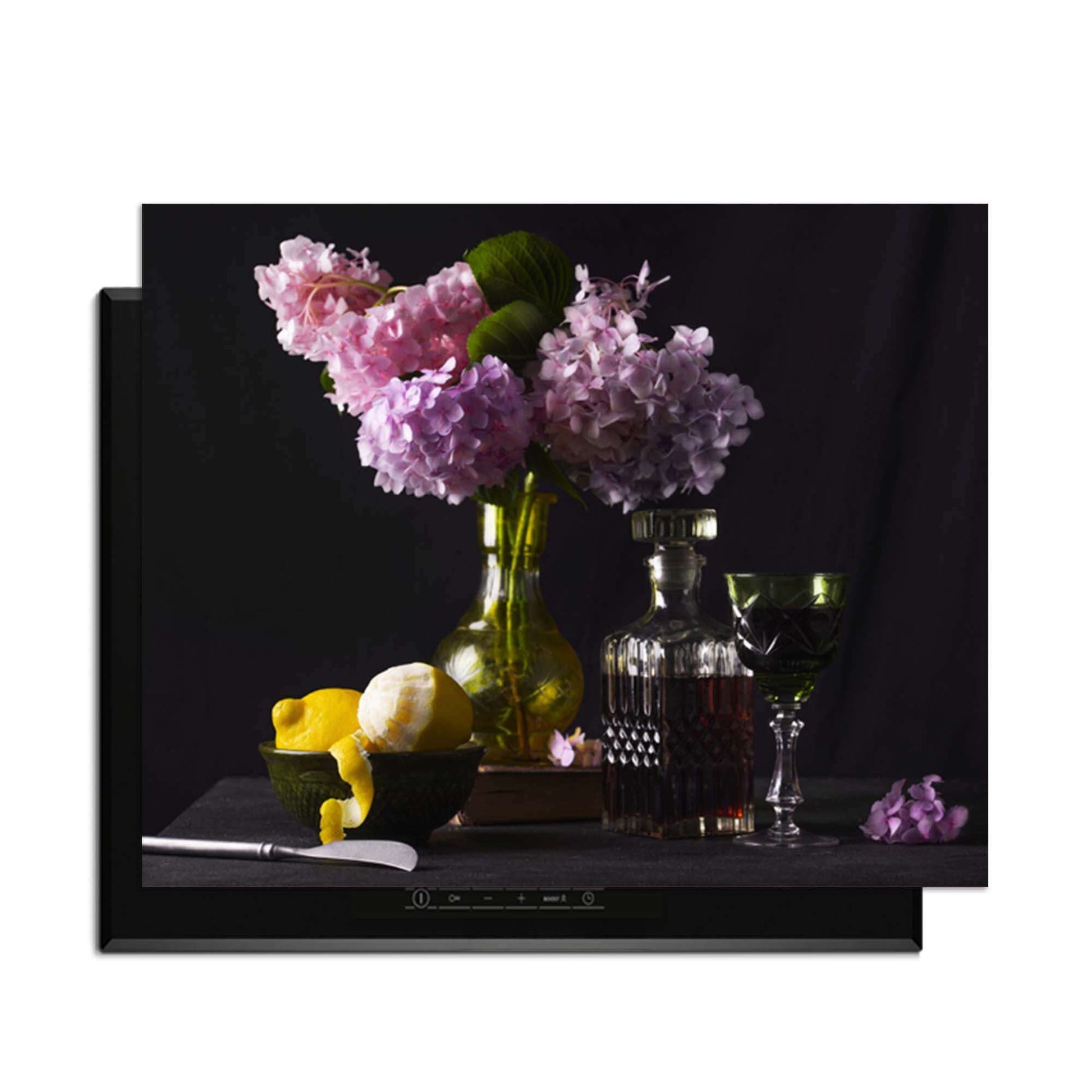 Baroque Bloom - Induktionsschutz mit elegantem Blumenarrangement und Früchten.