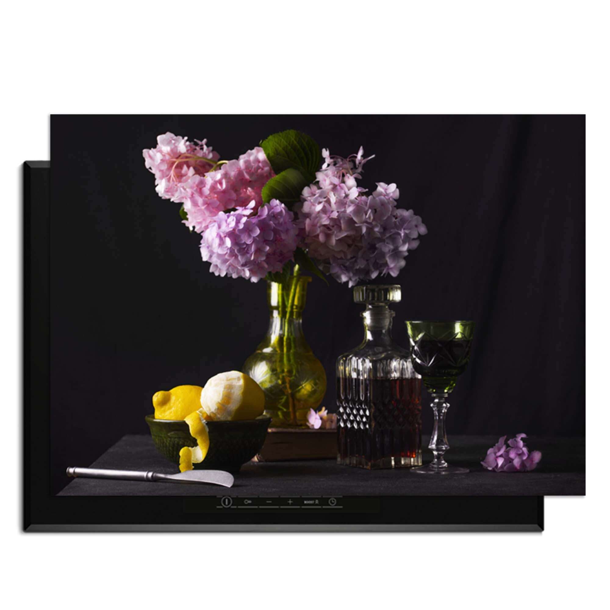 Baroque Bloom - Induction Protector mit Blumen, Zitrone und einem eleganten Glas auf schwarzem Hintergrund