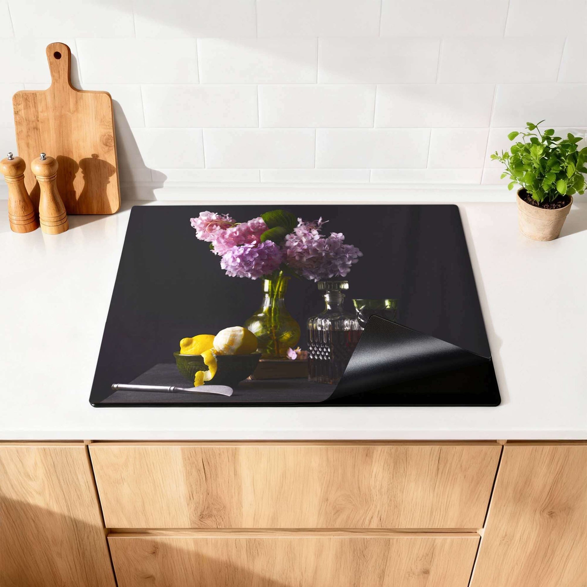 Baroque Bloom - Induktionsschutz mit Blumen auf einer modernen Küchenoberfläche.