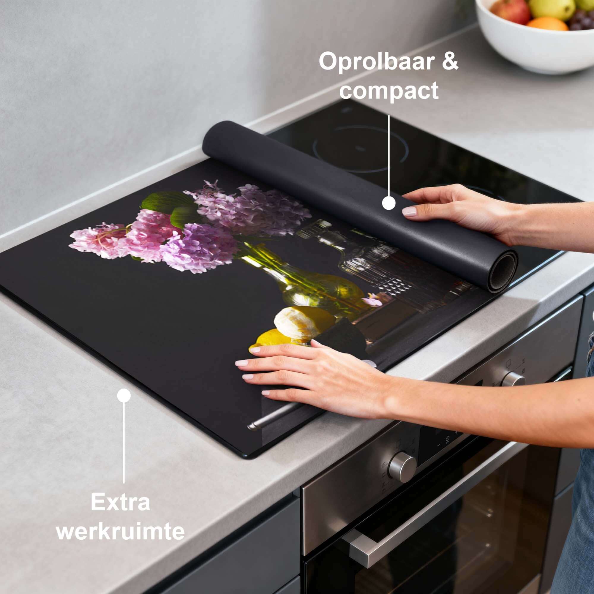 Baroque Bloom - Induktionsschutz auf Induktionskochfeldern mit Blumen, aufrollbar und kompakt, bietet zusätzliche Arbeitsfläche.