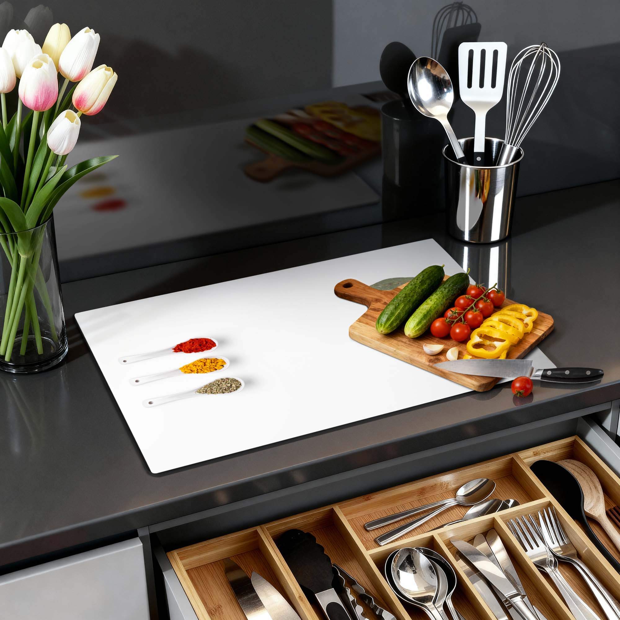 Moderne keuken met Bay & Blend - Inductie Beschermer, snijplank, groenten en kruiden op het aanrecht.